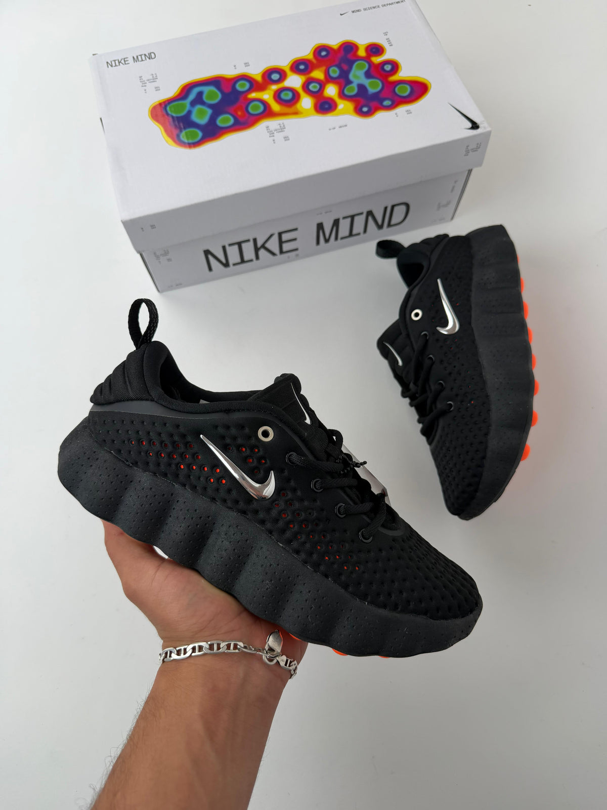 Zapatillas Nike mind negras logo plateado