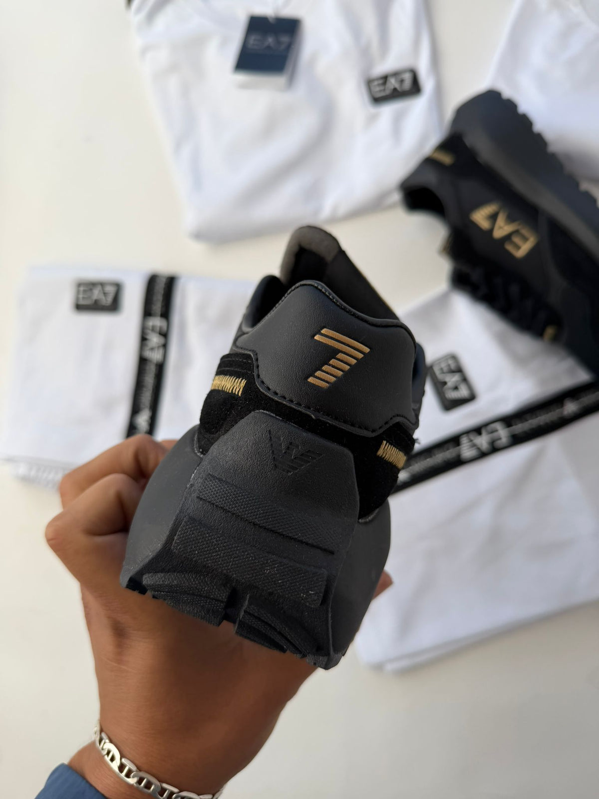 Armani negras logo dorado