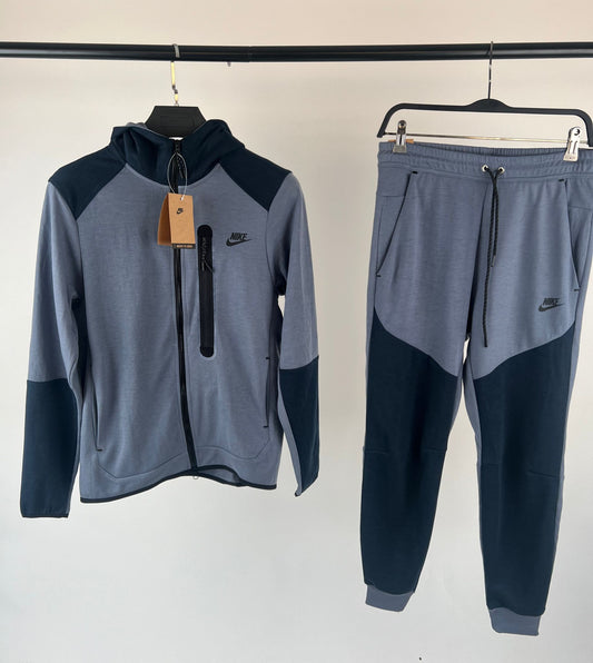 Nike tech gris y azul marino