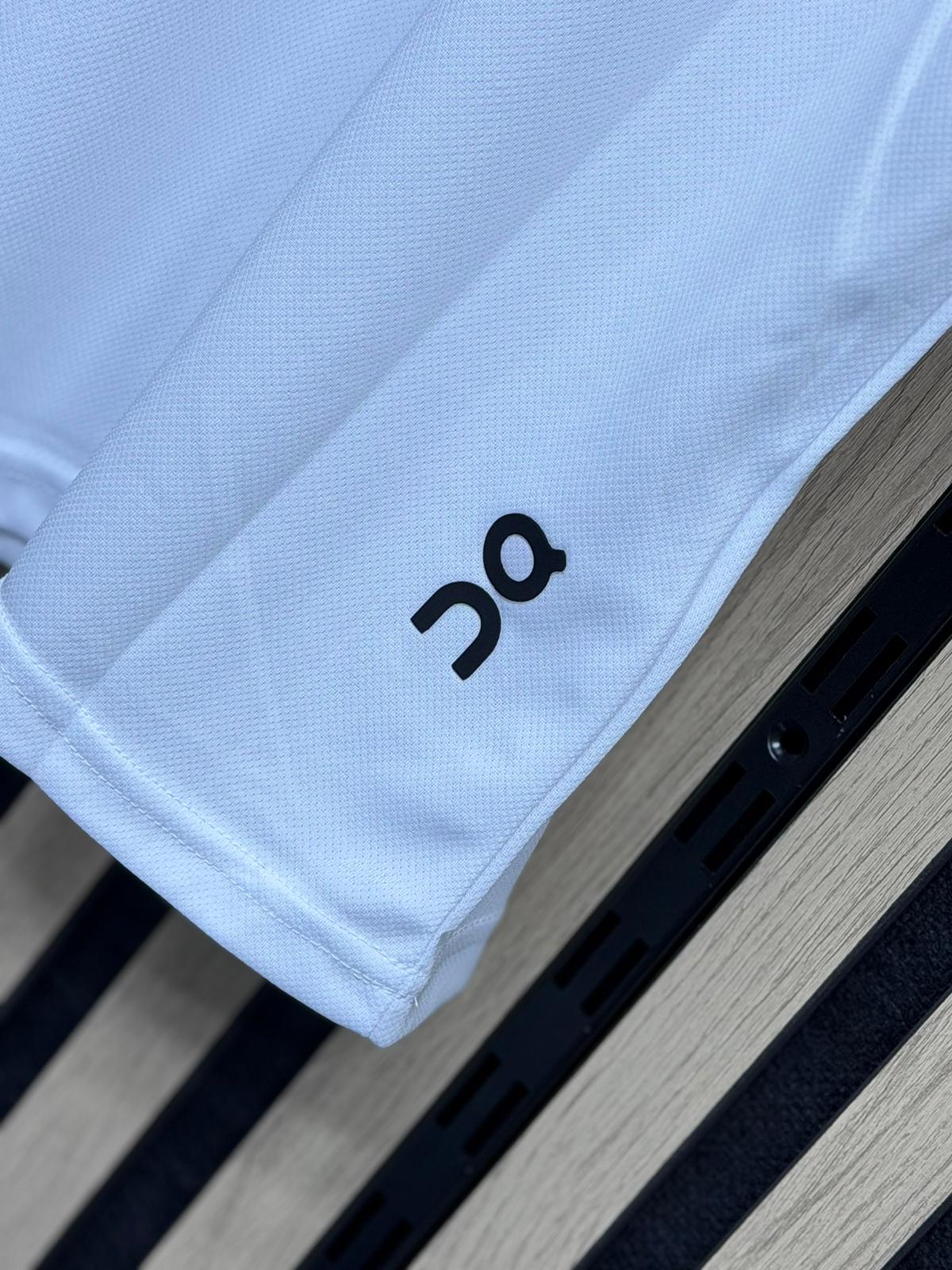 Conjunto corto on blanco logo negro