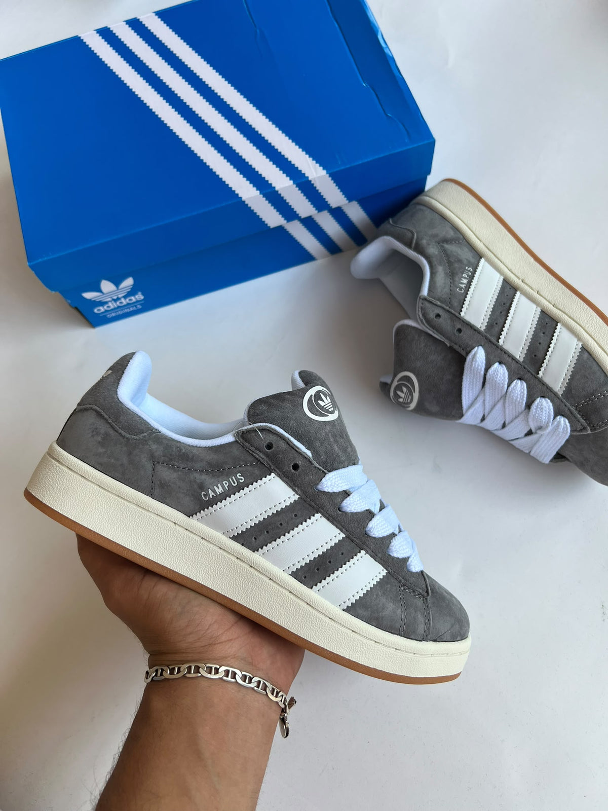 Adidas campus gris logo blanco