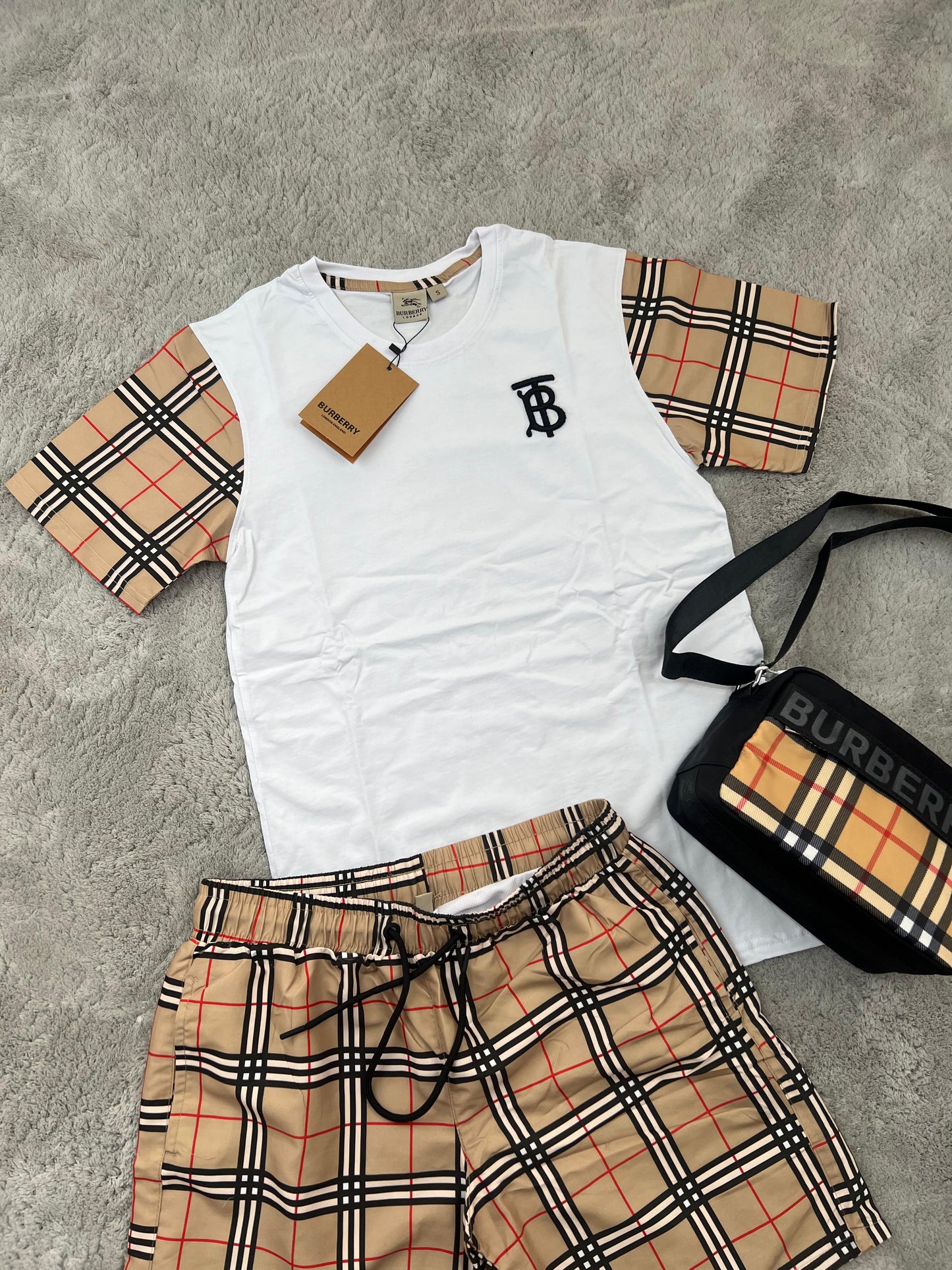 Conjunto Burberry blanco logo negro detalles marrones