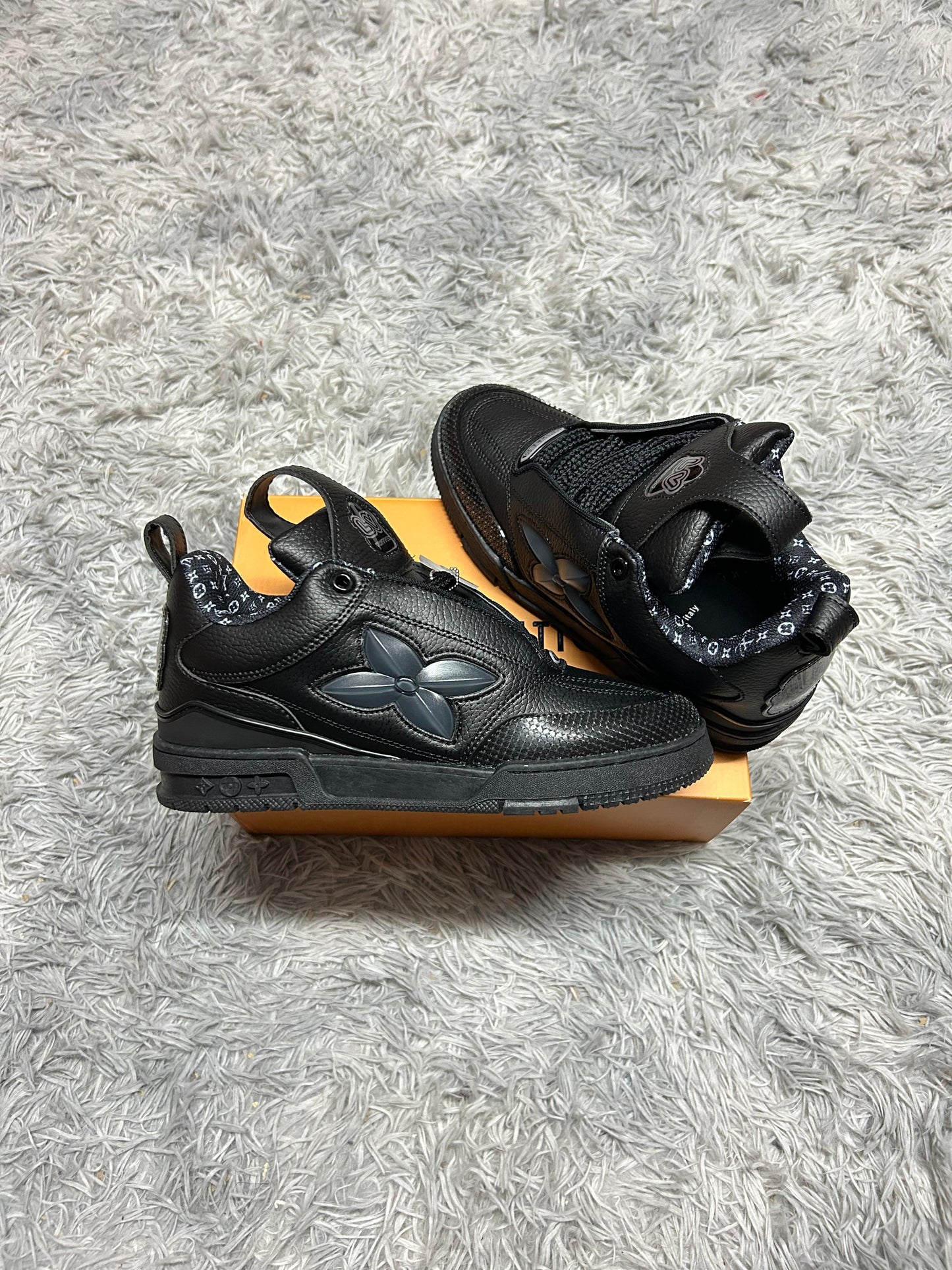 LV skate negras detalles blancos