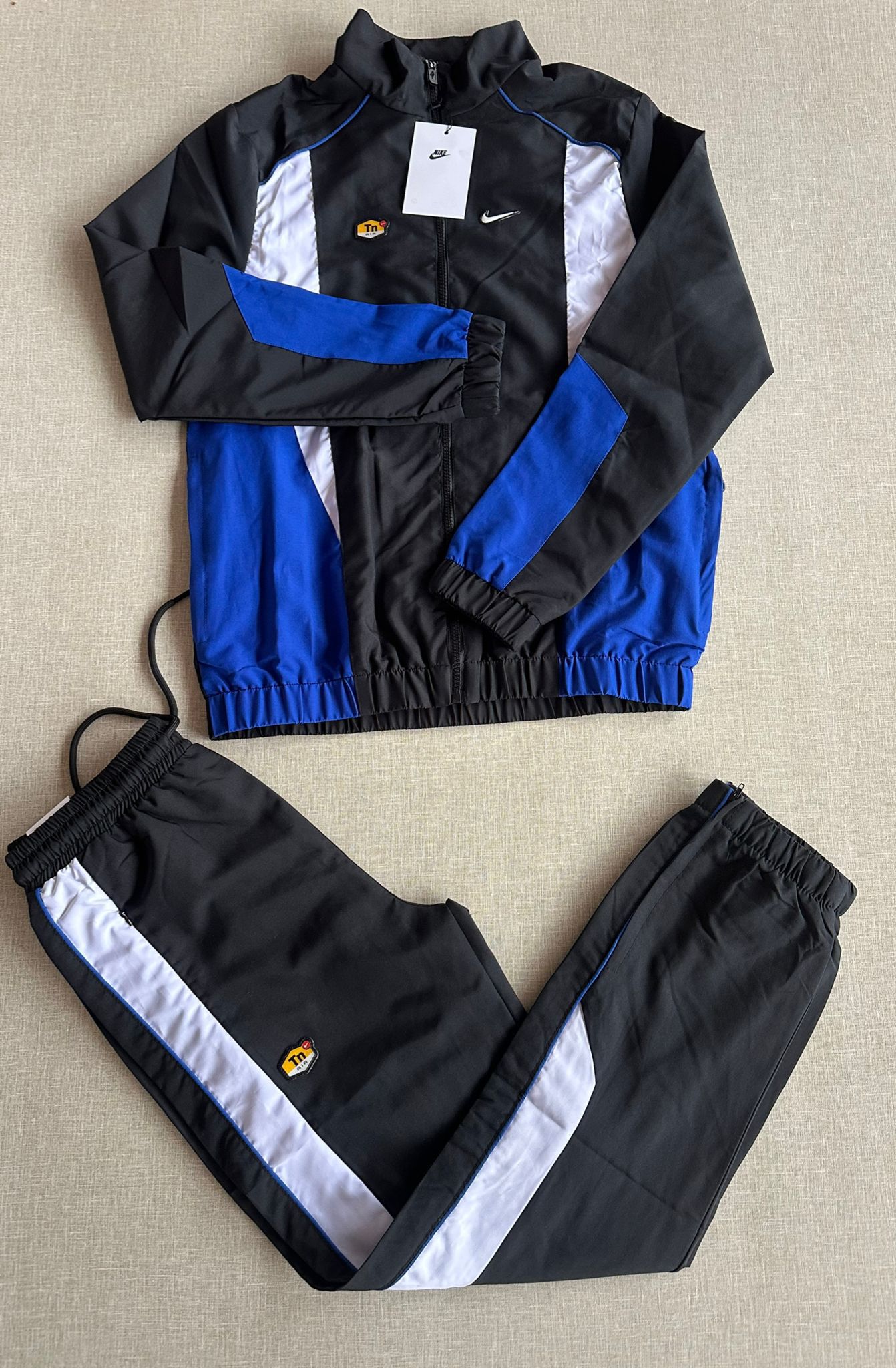 Chandal Nike TN negro y azul logo blanco contorno negro