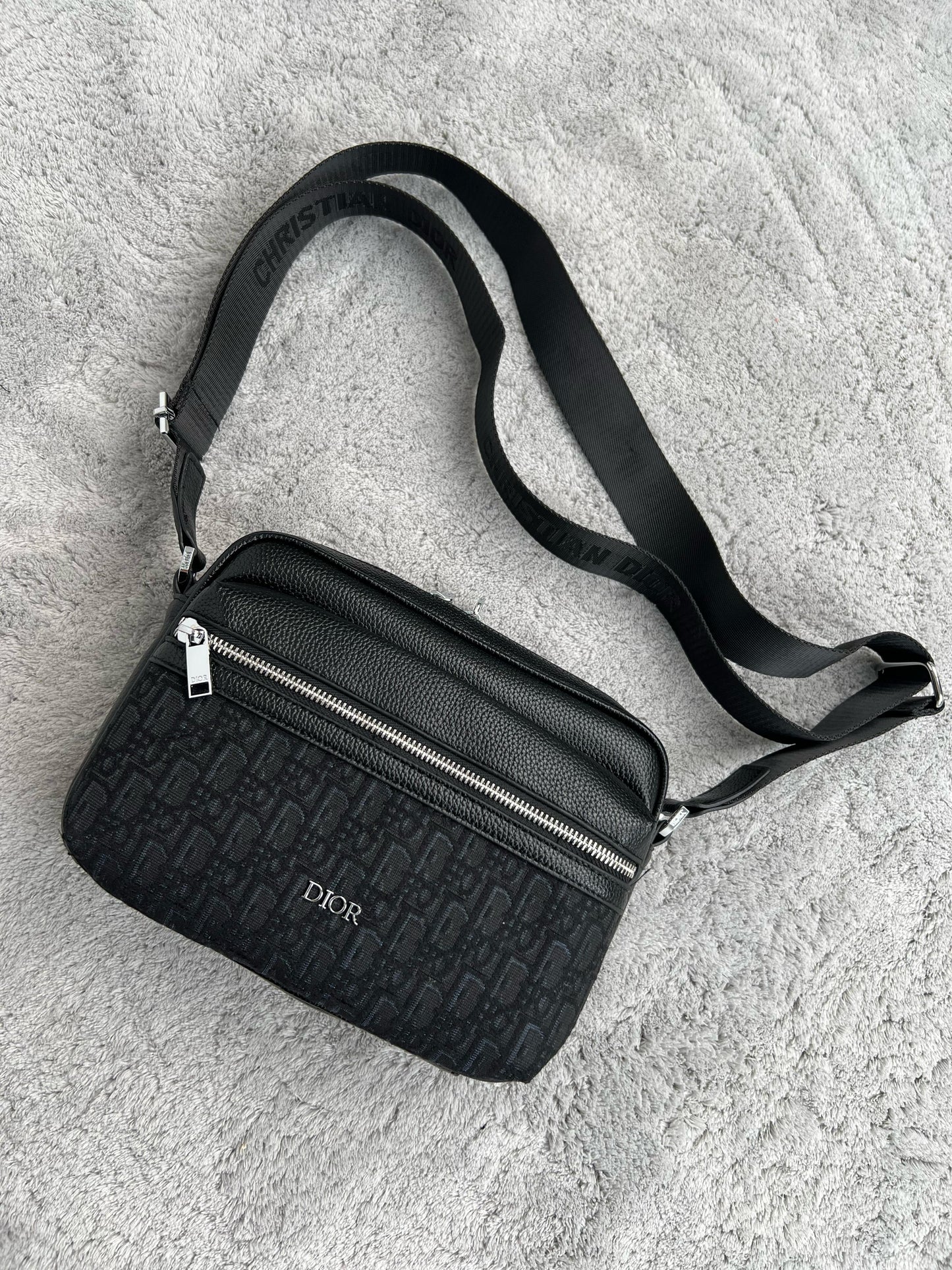 BANDOLERA DIOR negra logo plateado