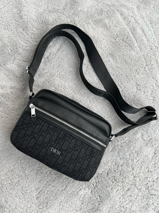 BANDOLERA DIOR negra logo plateado