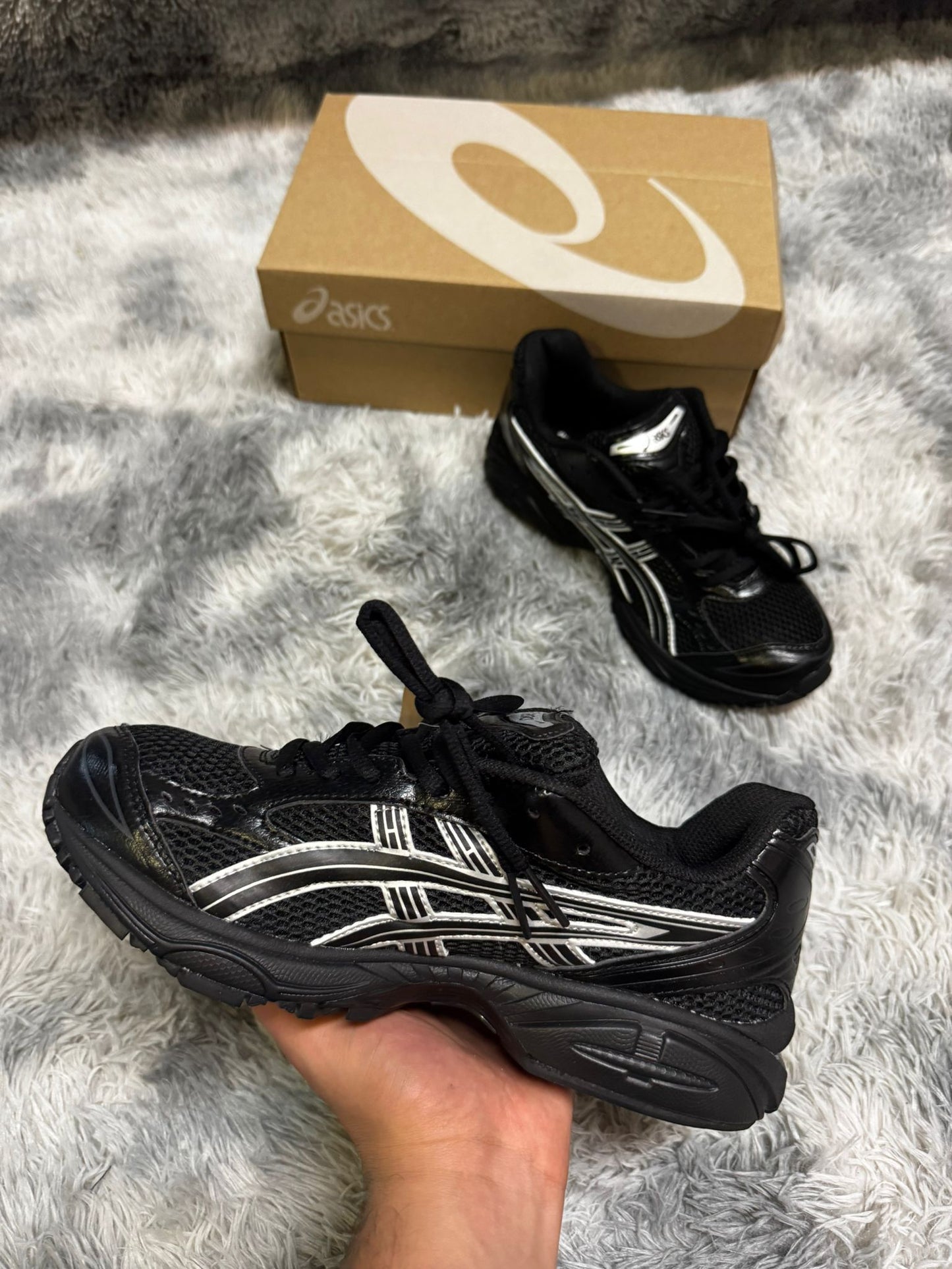 Asics negras logo plateado y negro