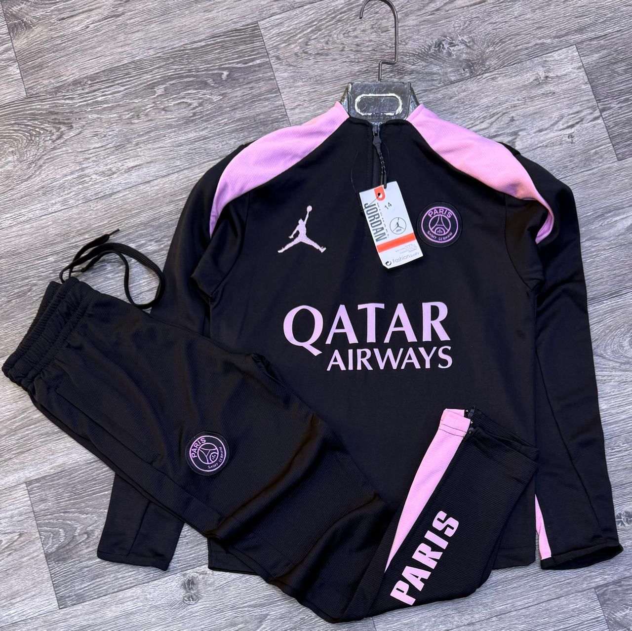 Chandal PSG negra detalles rosas pantalon negro