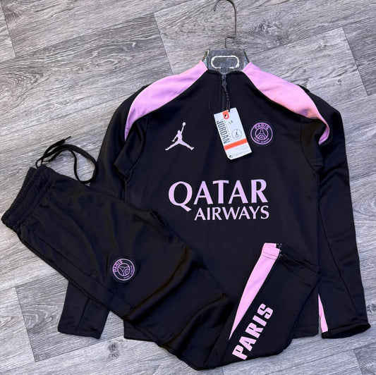Chandal PSG negra detalles rosas pantalon negro