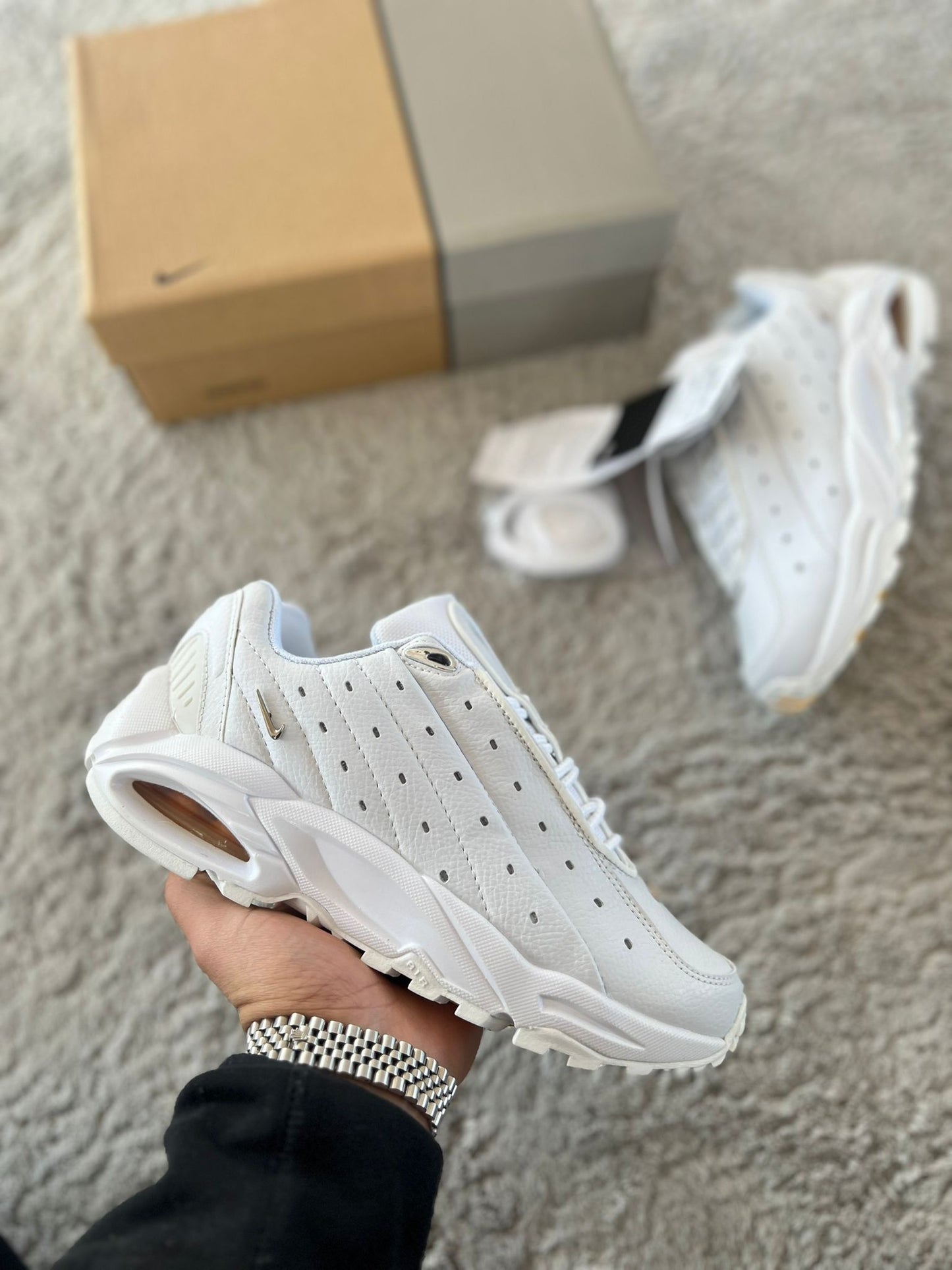 Nike nocta blancas logo plateado detalles amarillos