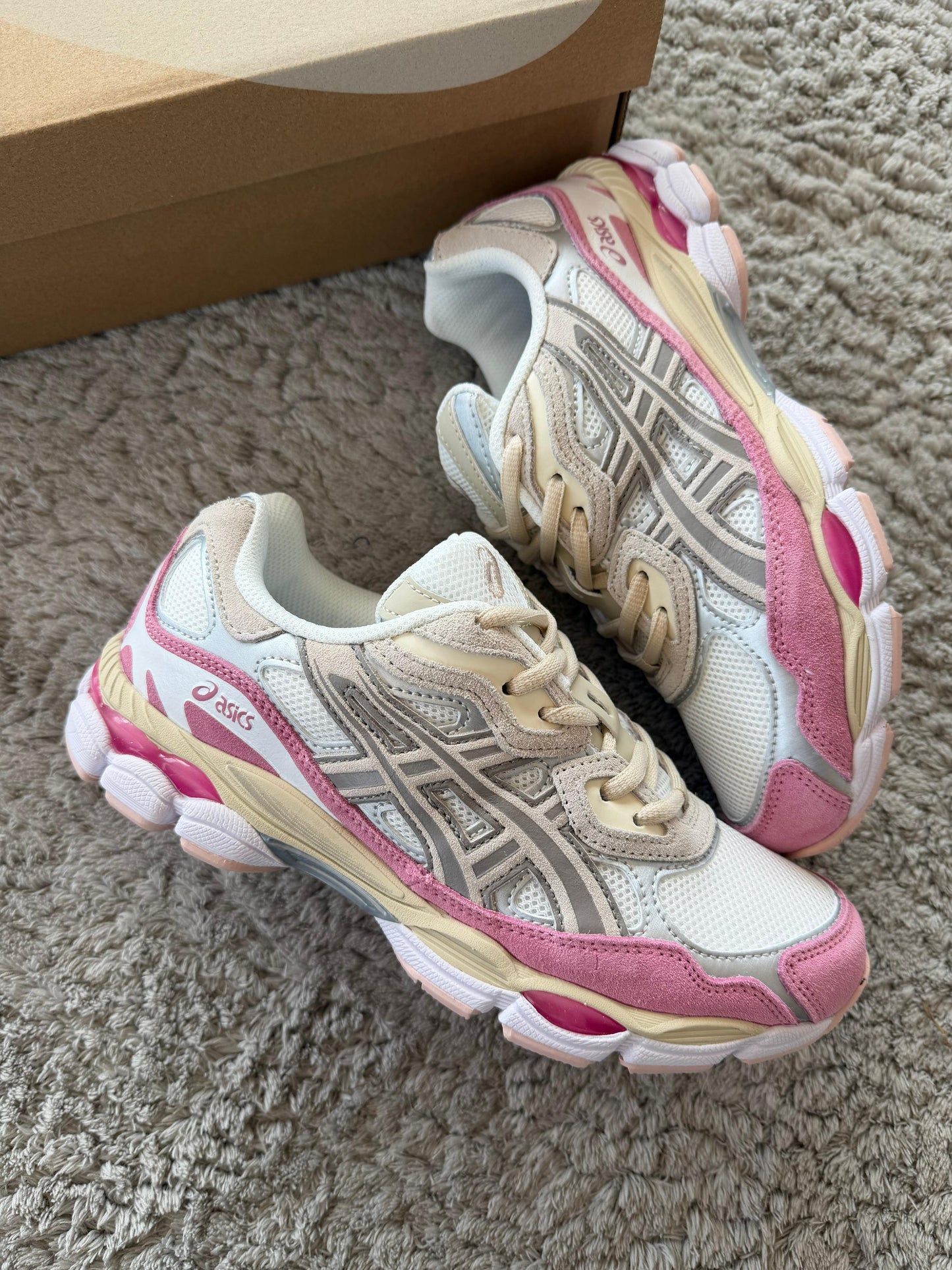 ASICS GEL-NYC blancas y grises detalles rosas