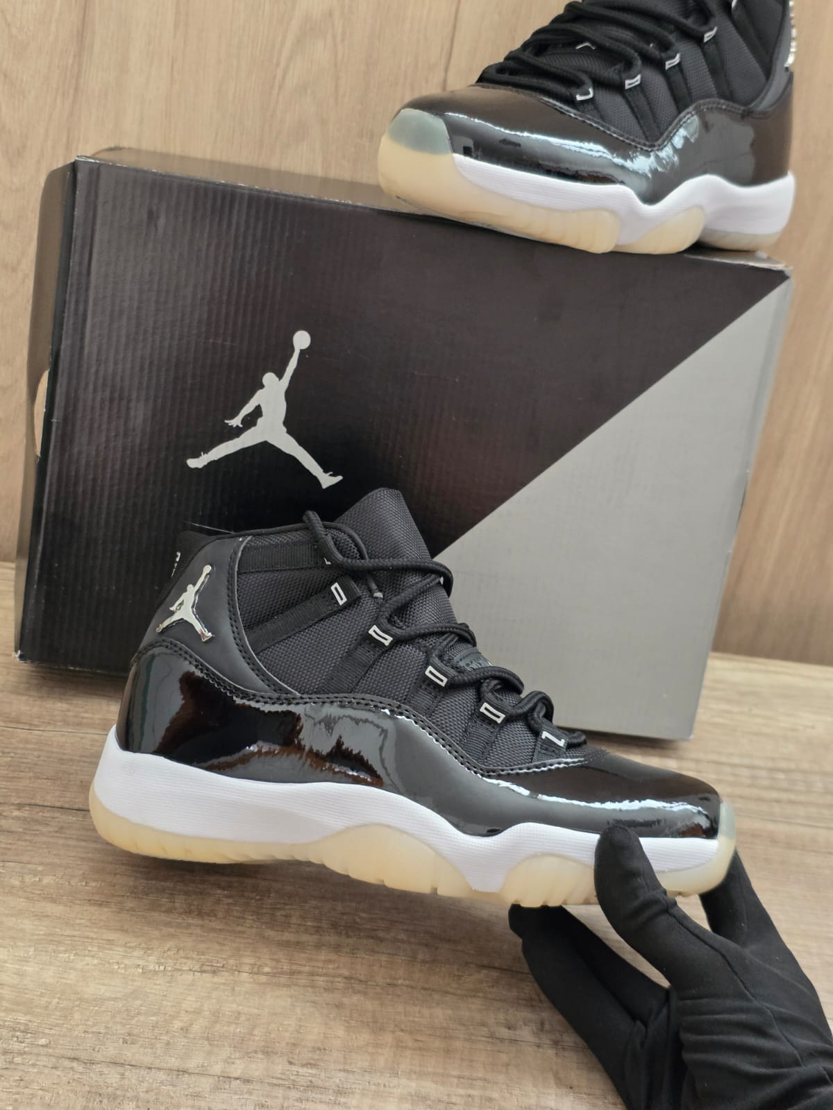 Jordan 11 negra suela blanca