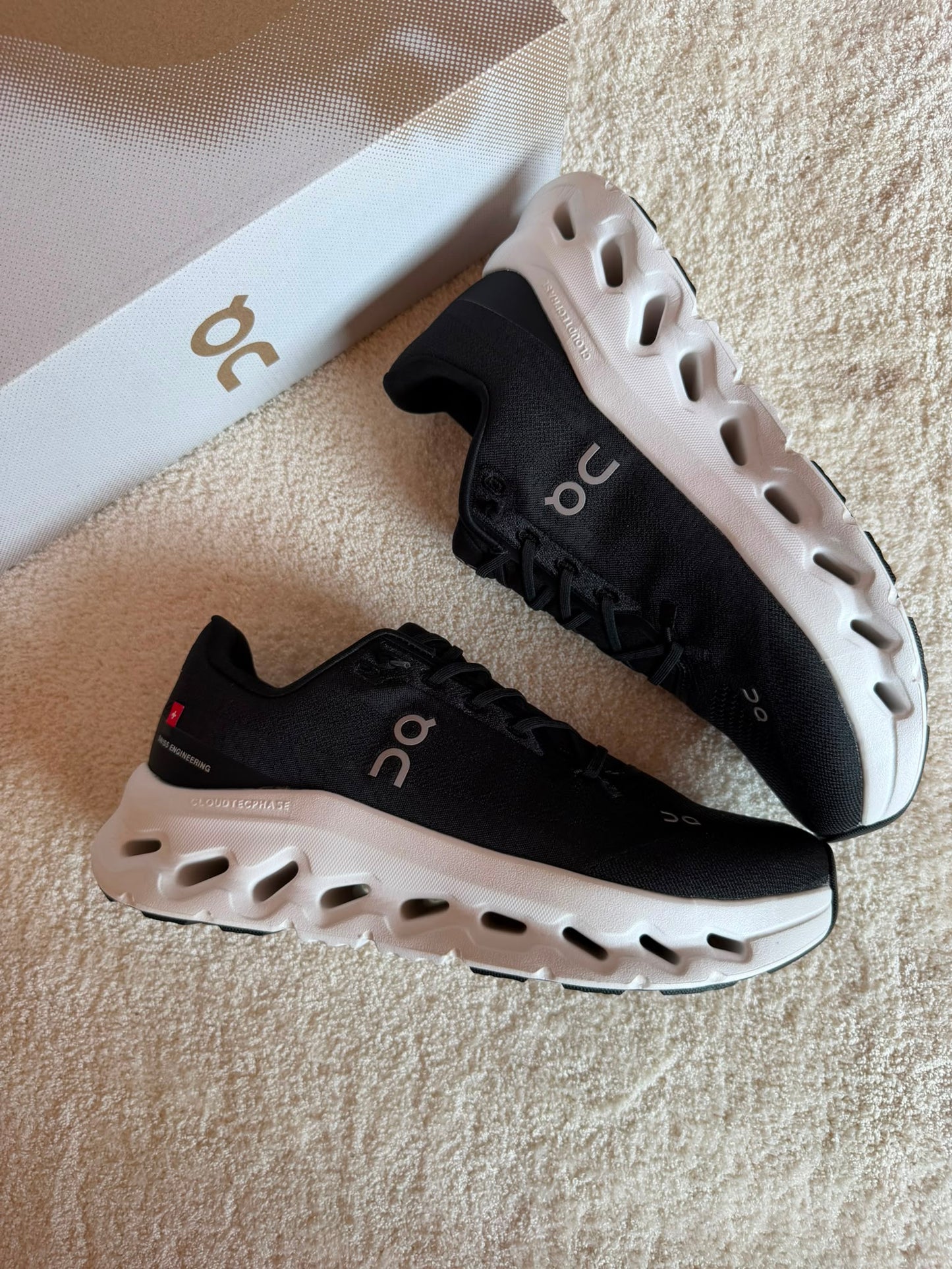 Zapatillas On Running CLOUDTILT negras logo gris detalles blancos