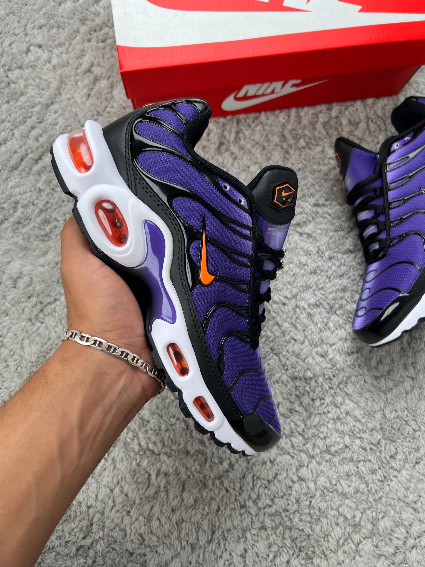 NIKE TN morada detalles negros logo naranja