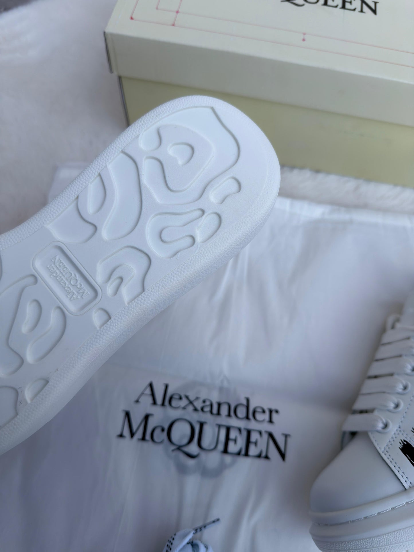 Alexander mcqueen blancas logo negro