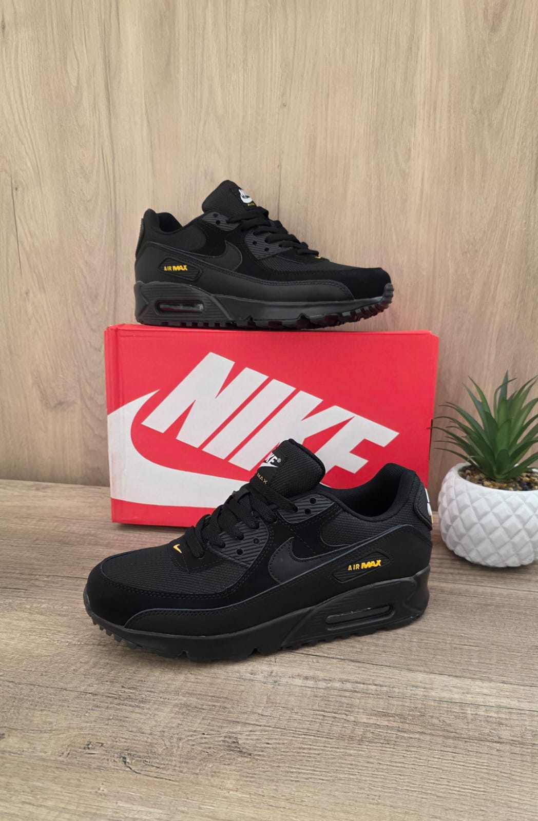 Air max 90 negra logo air max oro