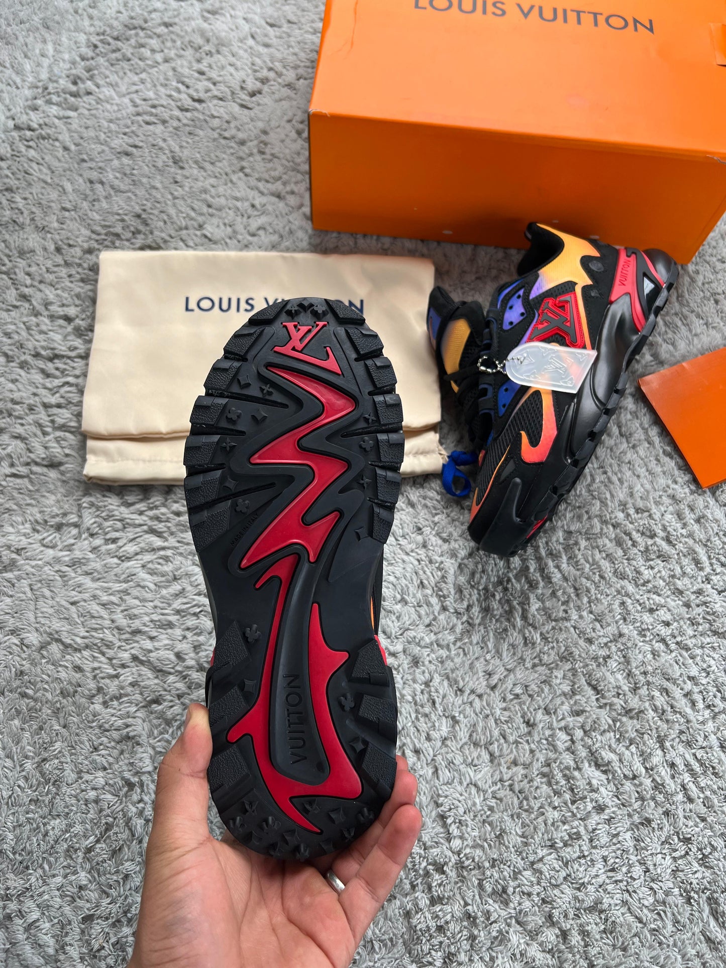 LOUIS VUITTON Runner TATIC negra detalles naranjas y azules logo negro contorno rojo