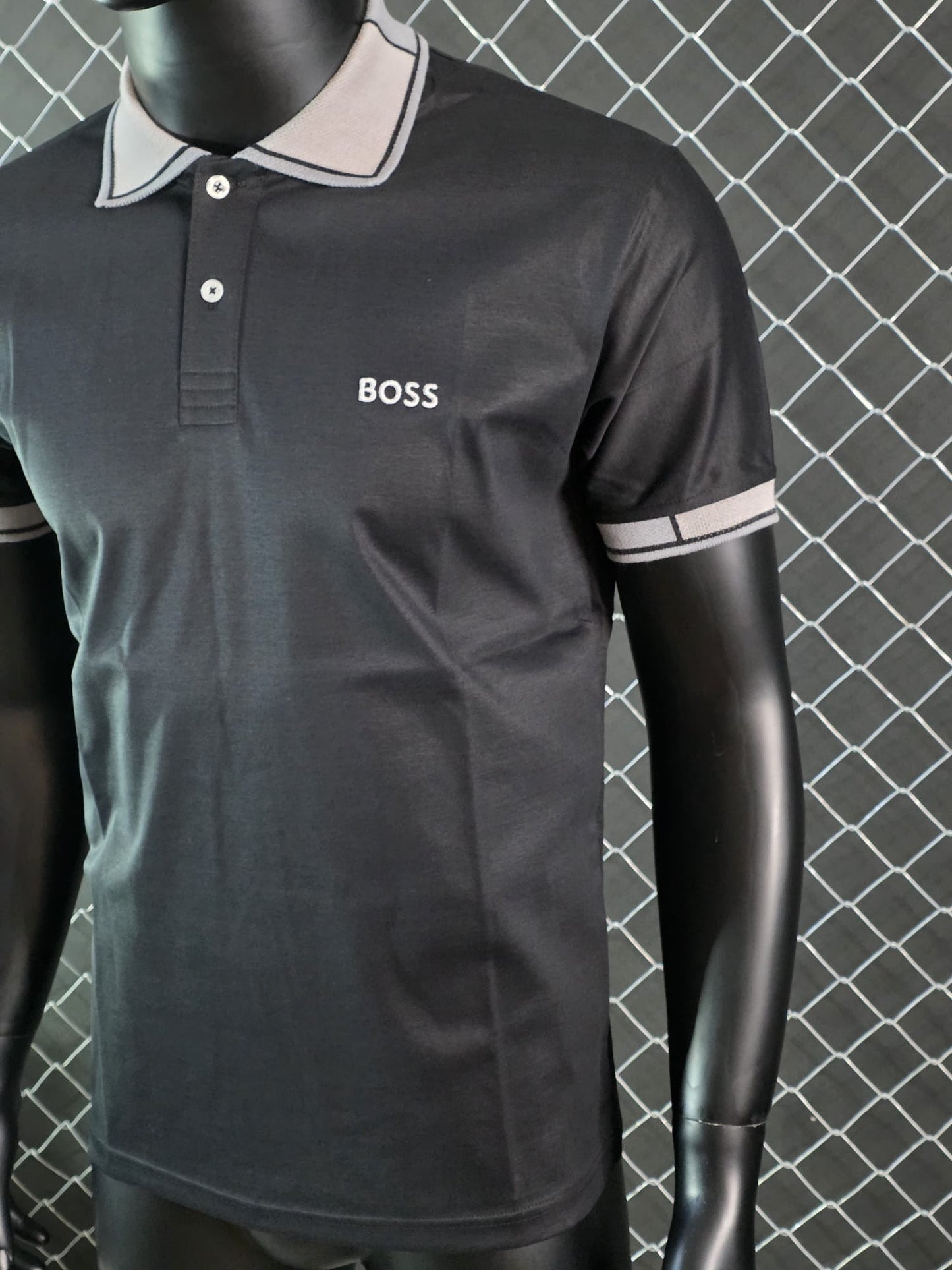 Polo Hugo Boss negro detalles grises logo blanco