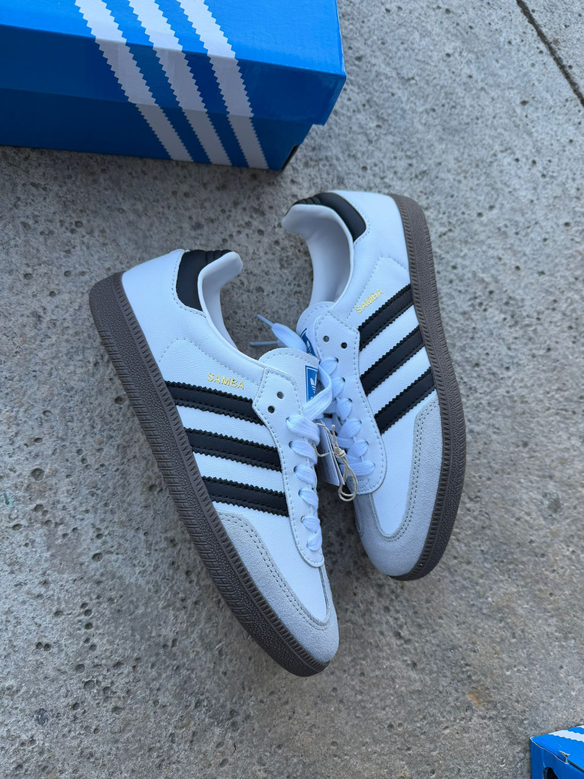 Adidas samba logo dorado lineas negras