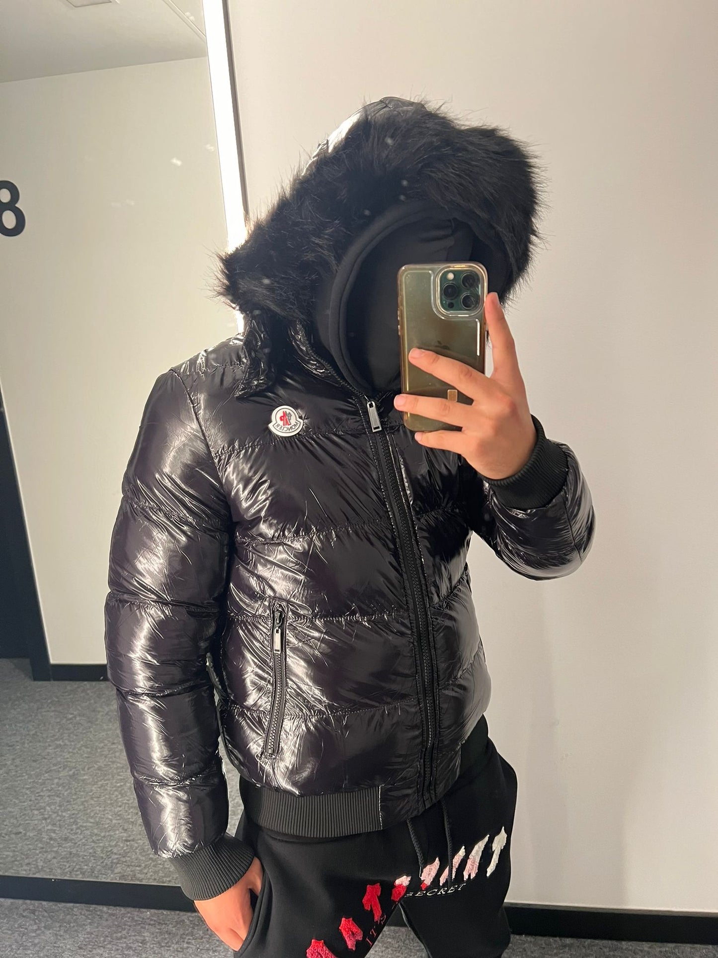 Chaqueta Moncler negro logo blanco con gorro