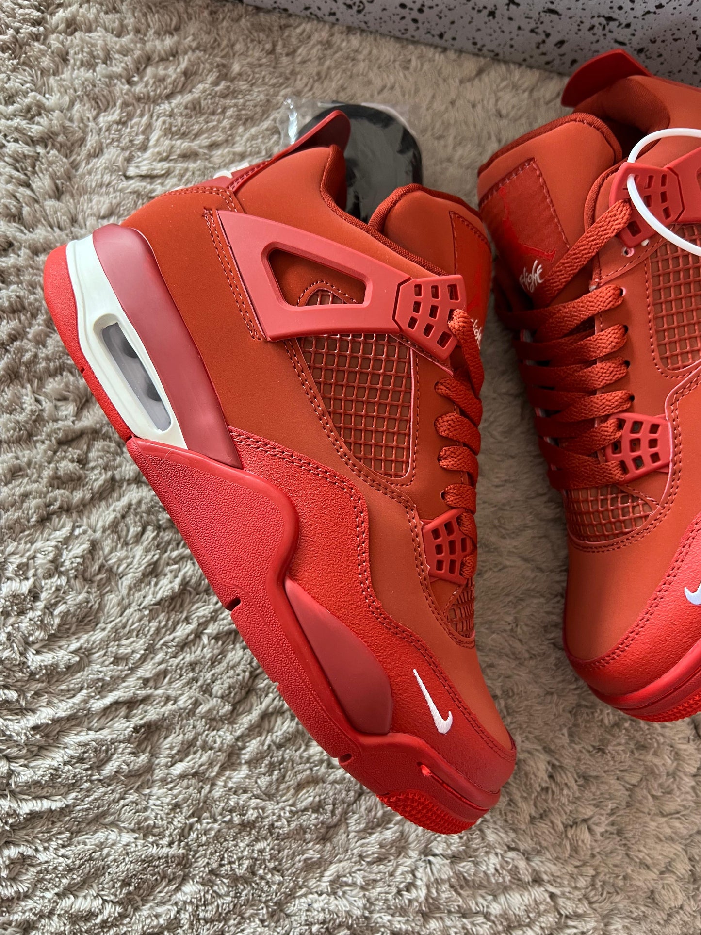 Jordan 4 rojas logo blanco