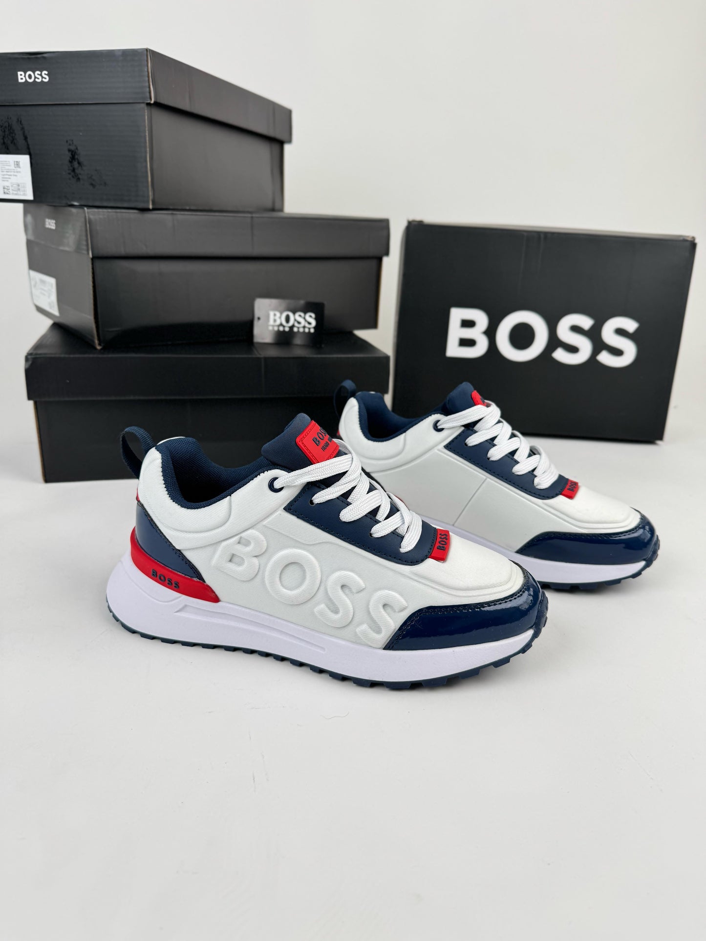 Hugo Boss blancas detalles rojos y azules