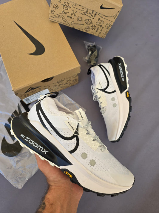Nike ZoomX Zegama Trail 2 blanca logo negro detalles amarillos