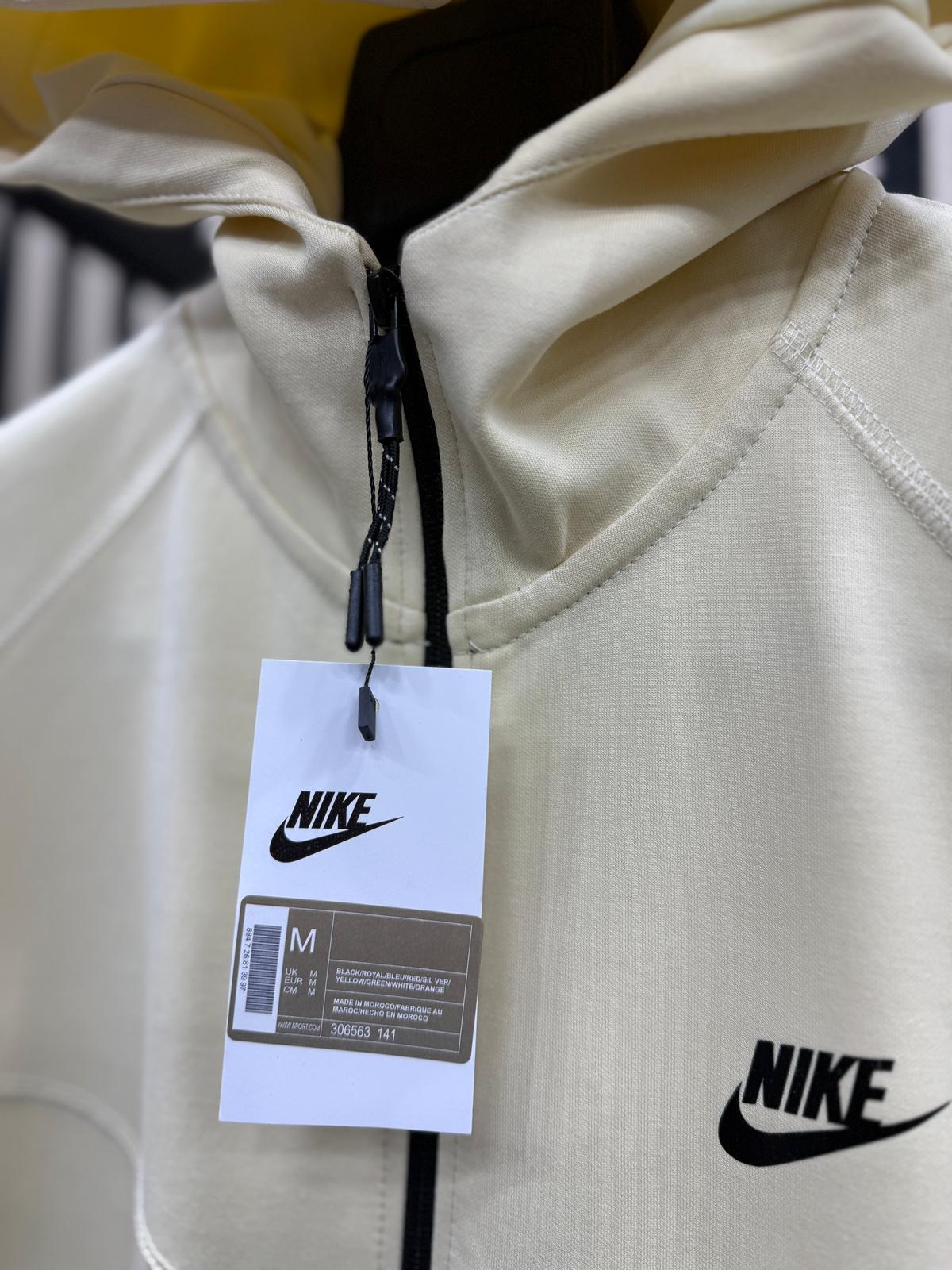 Chandal Nike Tech crema