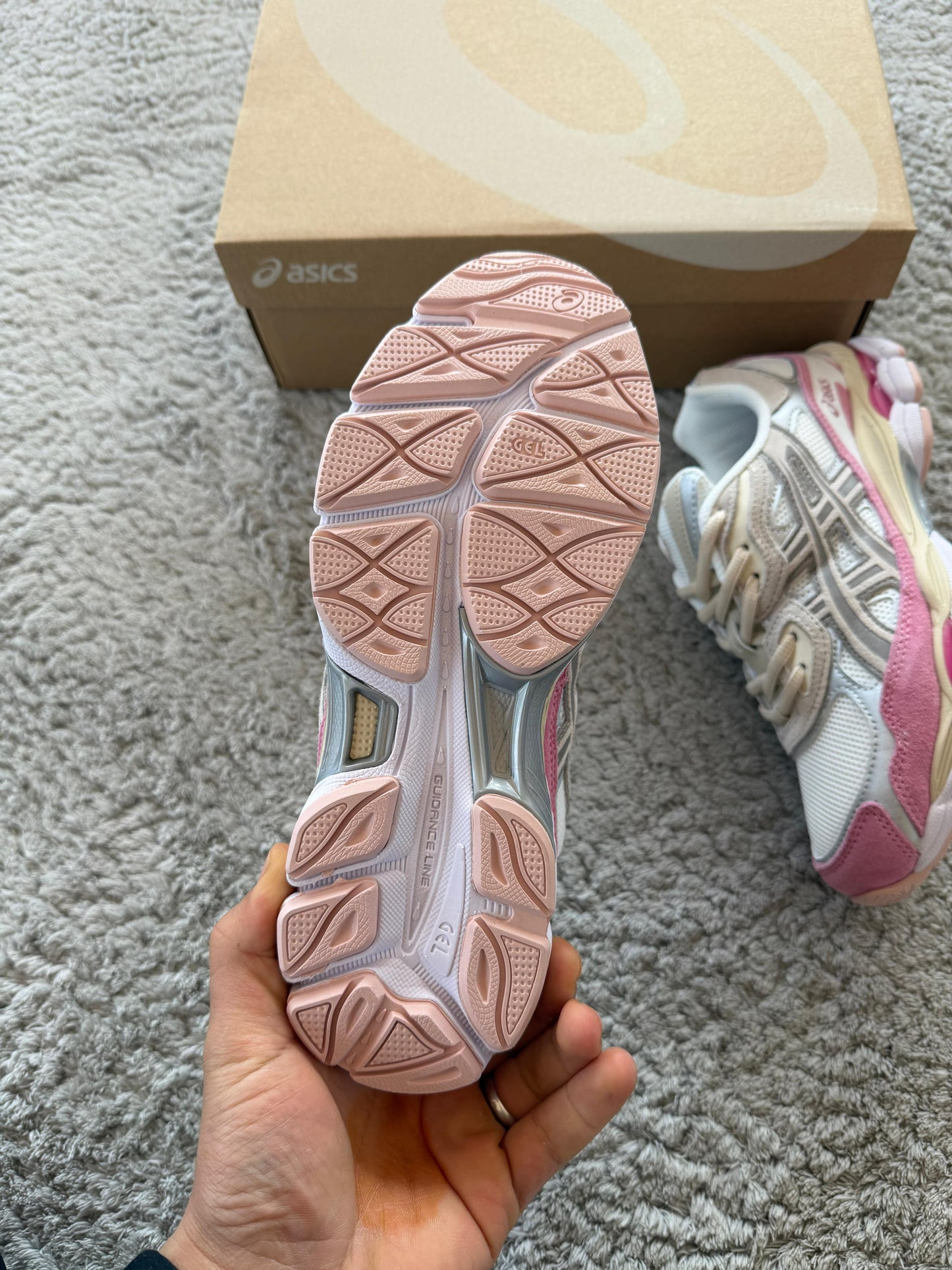 ASICS GEL-NYC blancas y grises detalles rosas