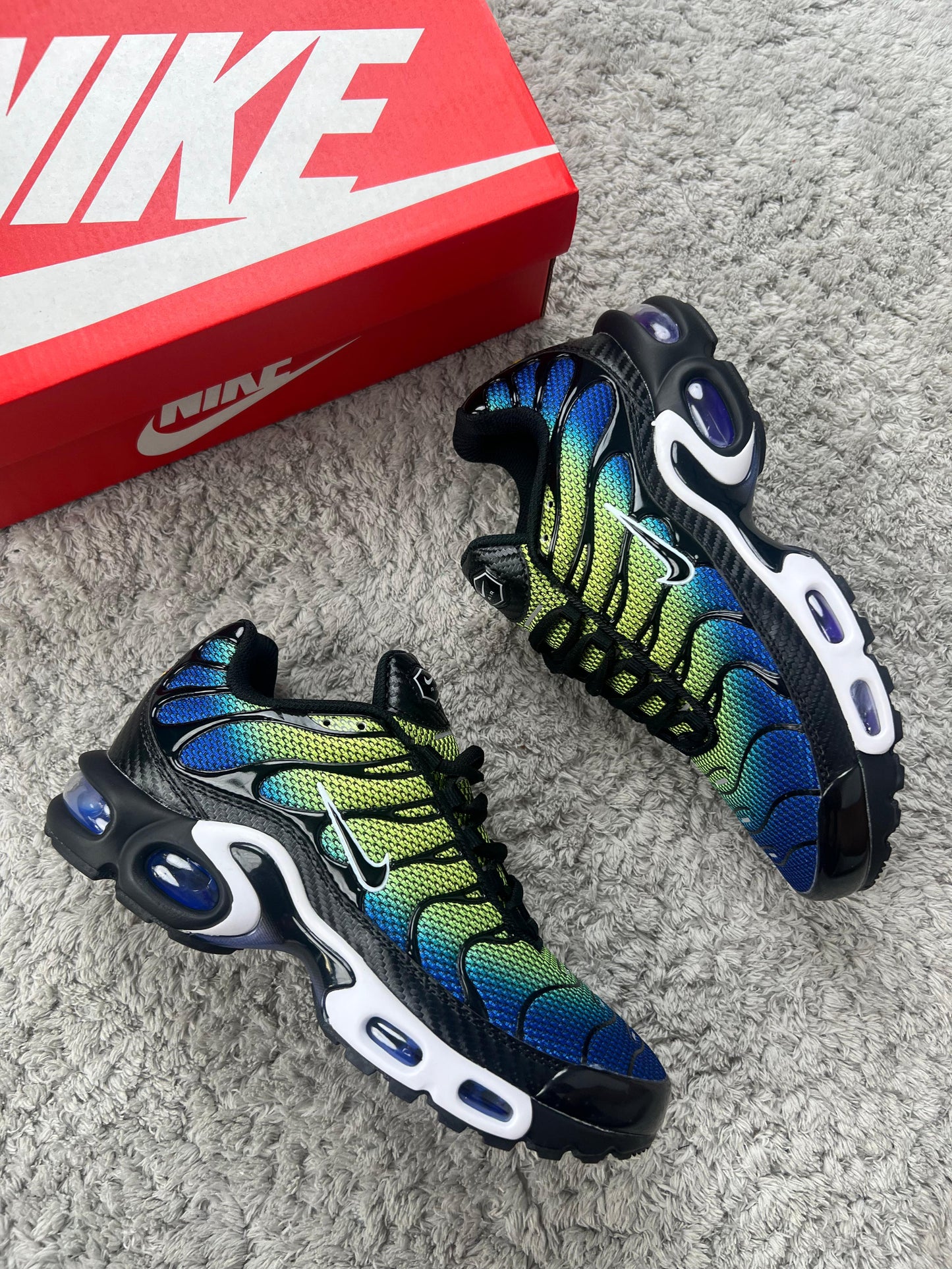 NIKE TN verde y azul detalles negros logo negro contorno blanco