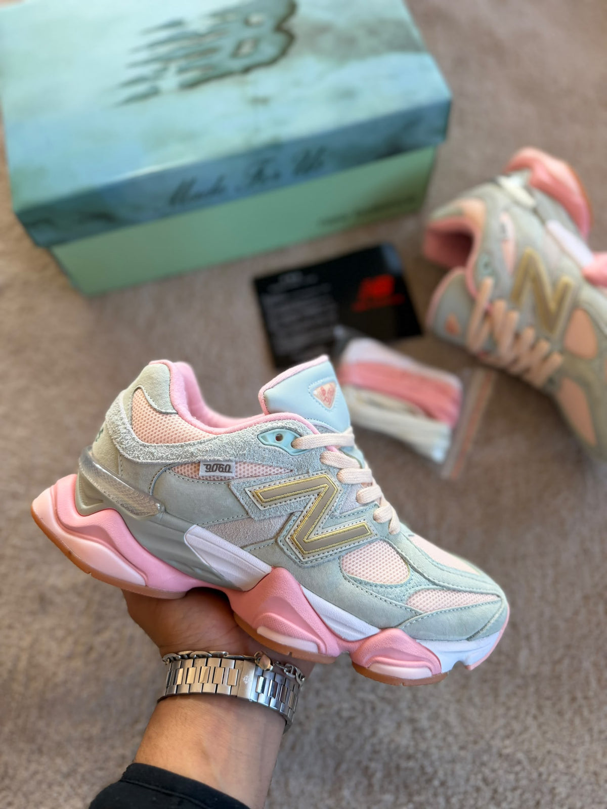 New Balance 9060 logo dorado detalles rosas