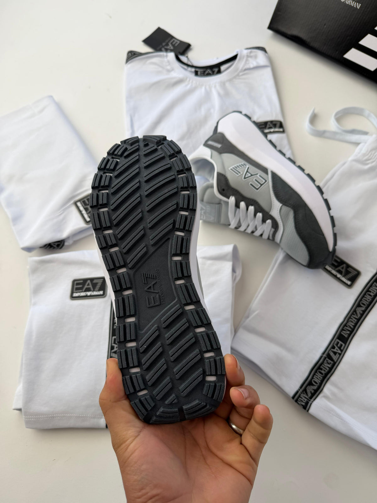Armani gris logo negro contorno blanco
