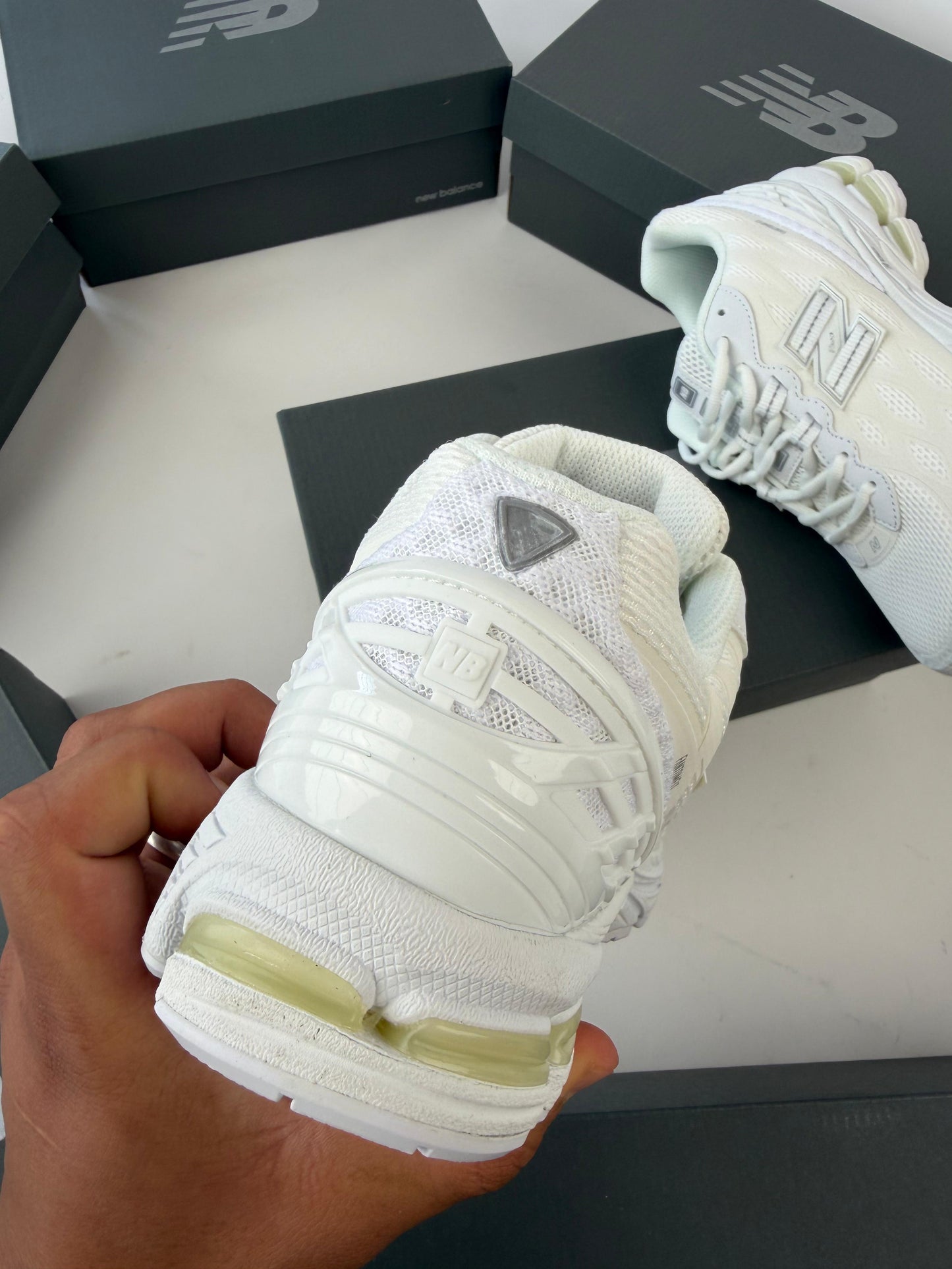 New Balance 1906R blancos y cremas