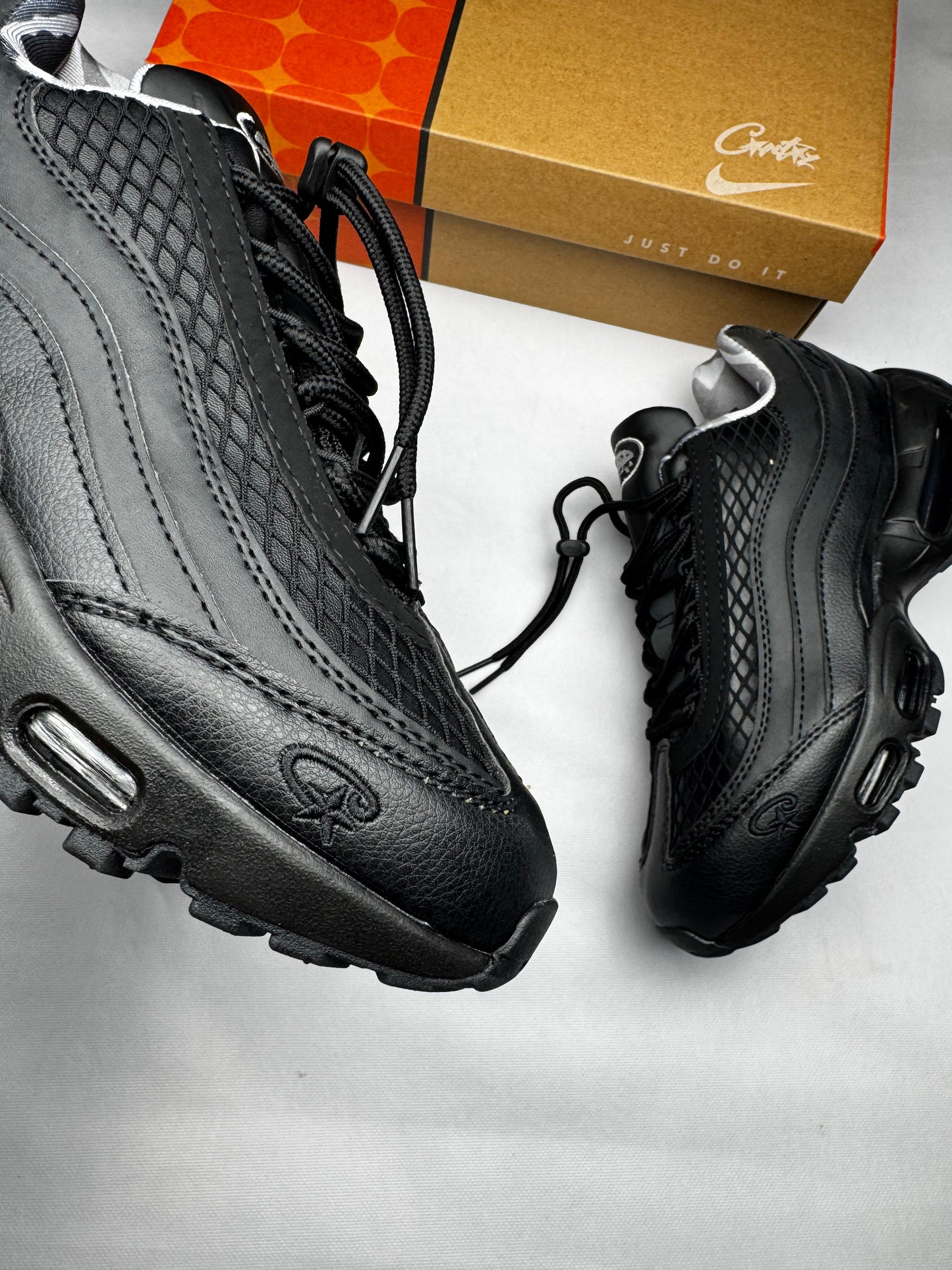 Air max 95 negras x Corteiz logo negro