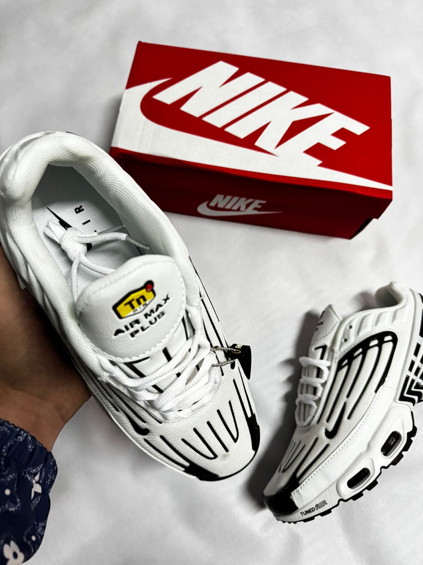 TN Tunned blancos detalles negros logo negros