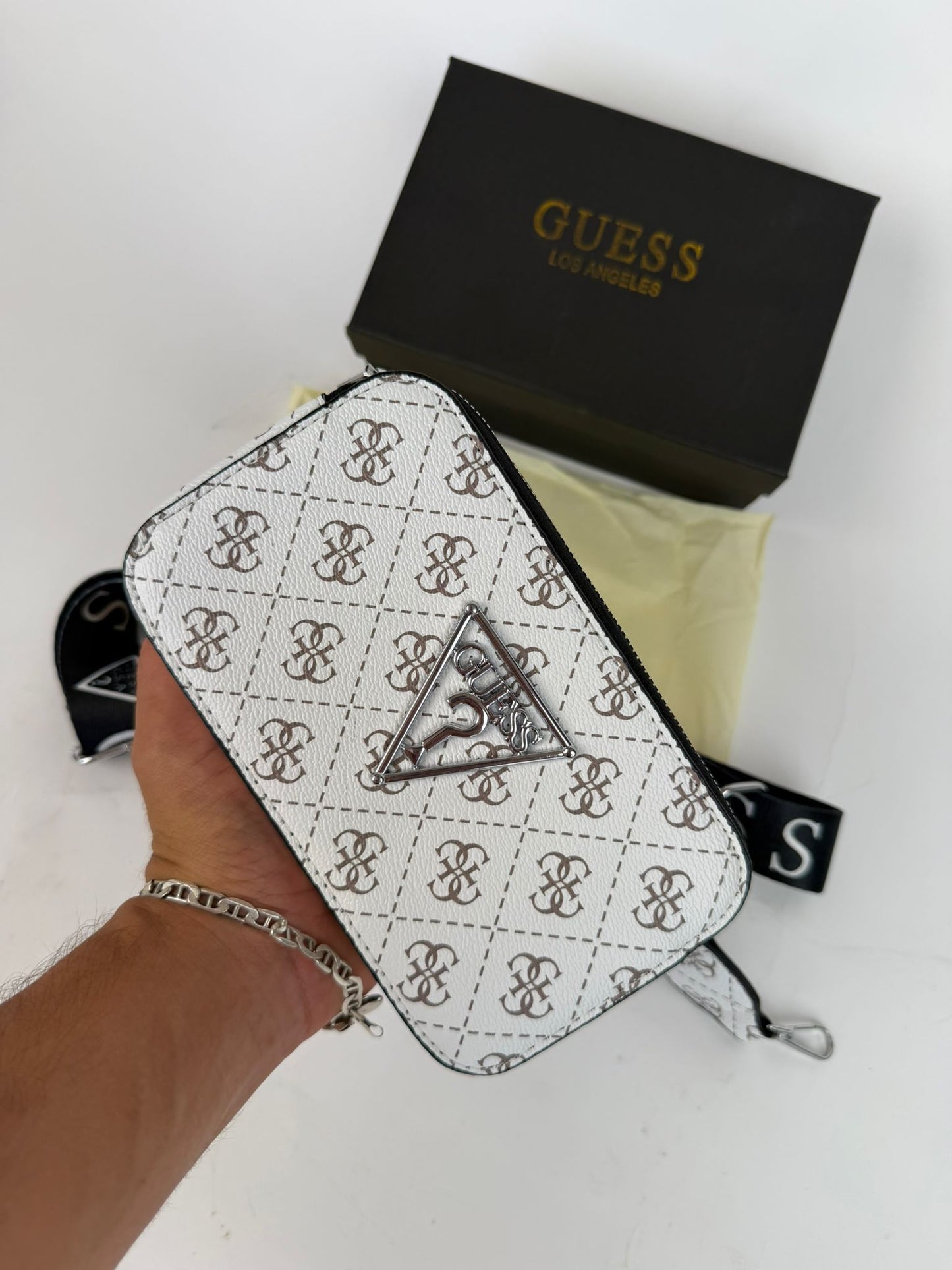 Bolso Guess blanco logo gris detalles marrones