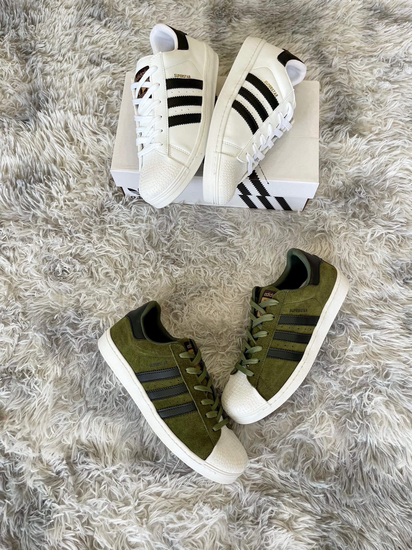 Adidas Superstar verdes logo negro detalles blancos