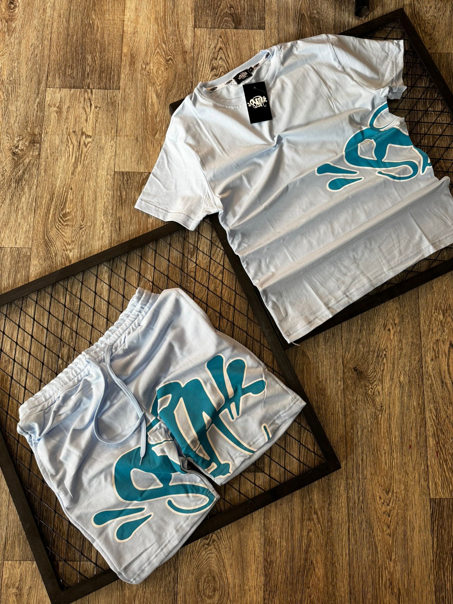 Conjunto corto syna blanco logo azul contorno blanco