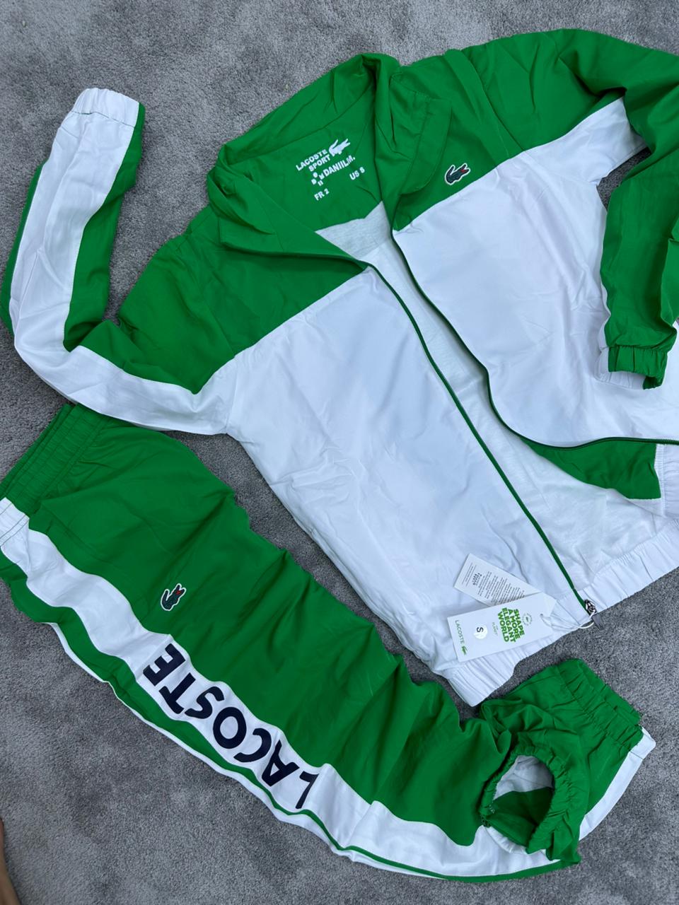 Chandal LACOSTE verde y blanco logo negro en espalda