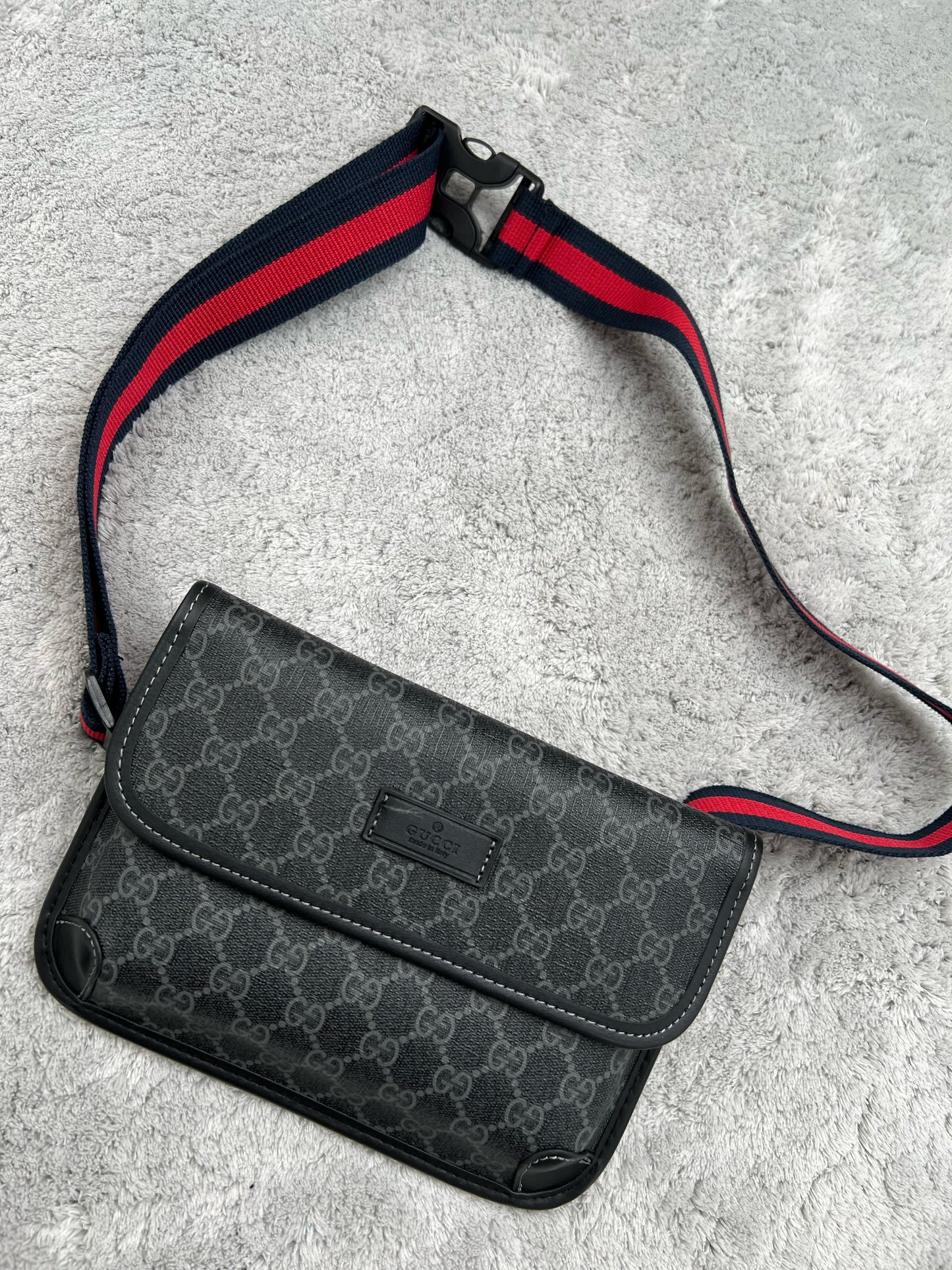 BANDOLERA GUCCI negra logo gris correa azul y roja