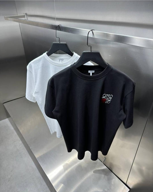 Camiseta Loewe negro logo blanco y rojo