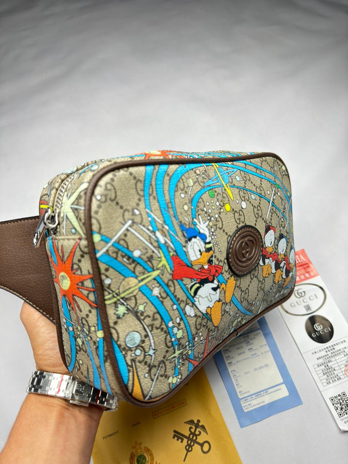 Riñonera GUCCI beige detalles marrones patos