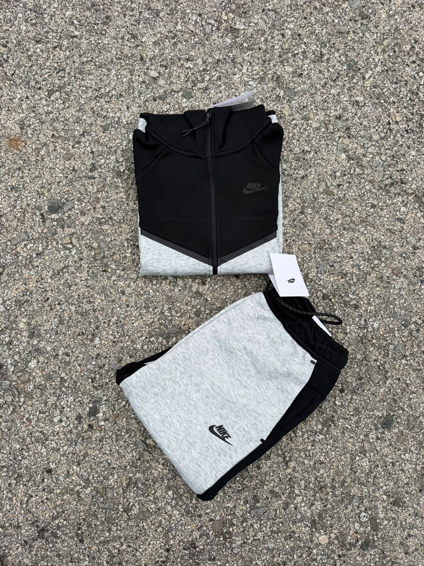 Nike tech negro y blanco logo negro