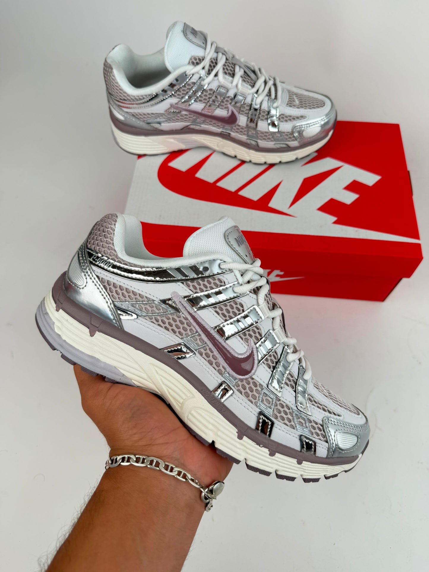 Nike P-6000 grises y blancas logo morado