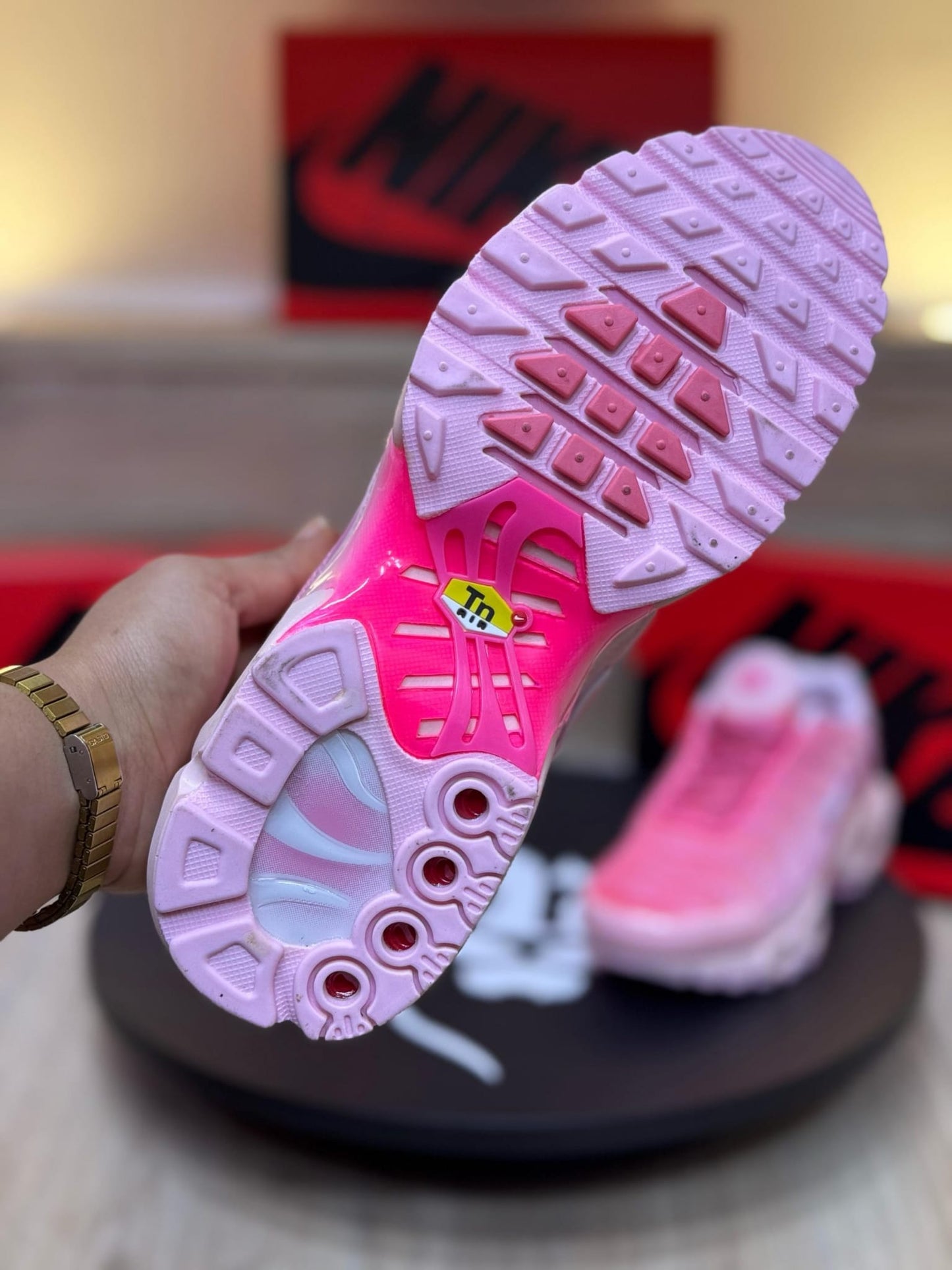 Nike TN rosas logo blanco