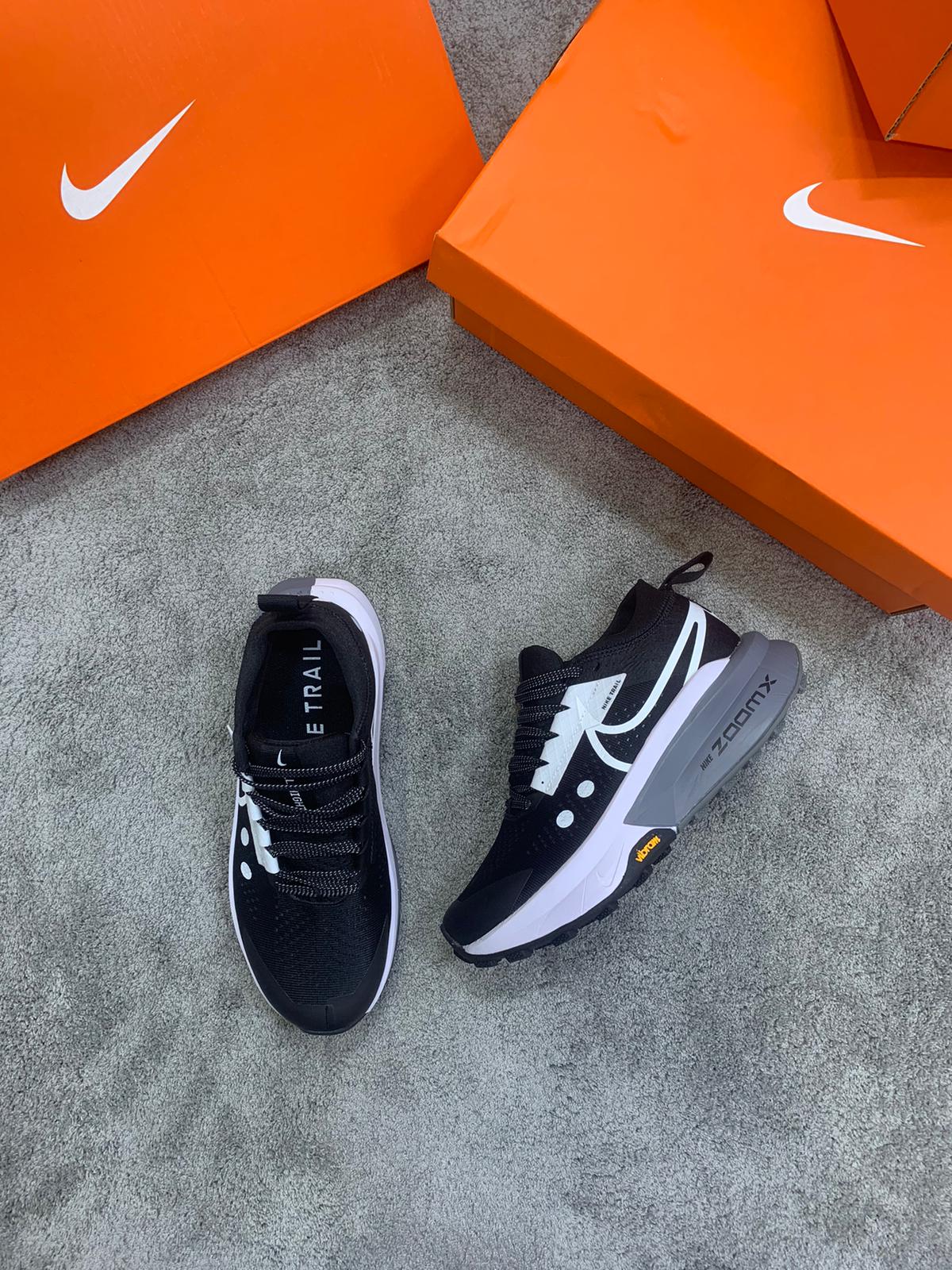 Nike Zegama Trail 2 negras logo blanco detalles grises