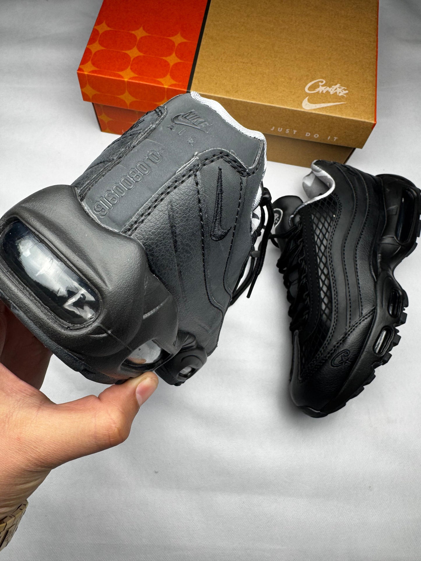 Air max 95 negras x Corteiz logo negro