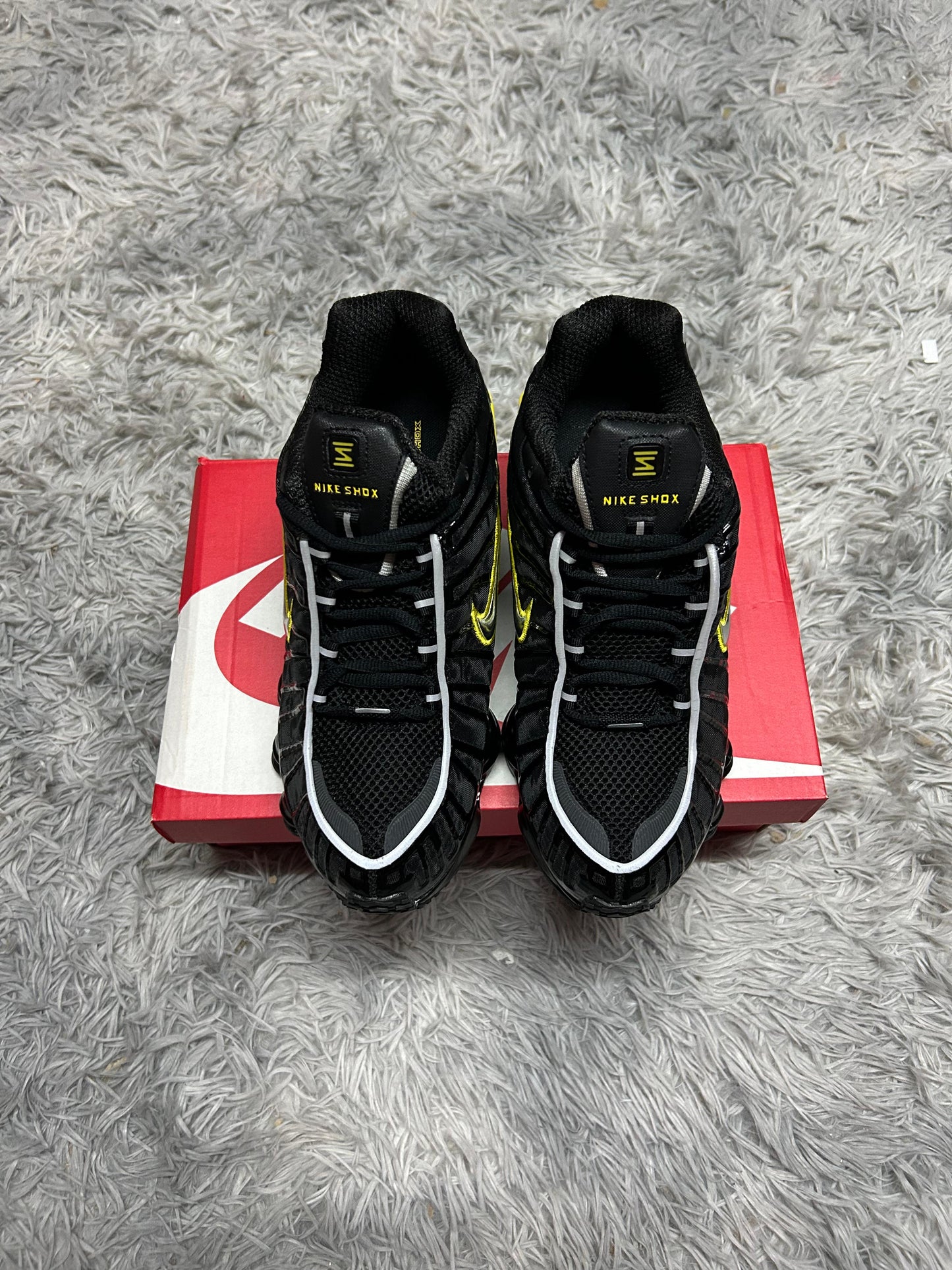 SHOX TL Negras logo plateado contorno amarillo