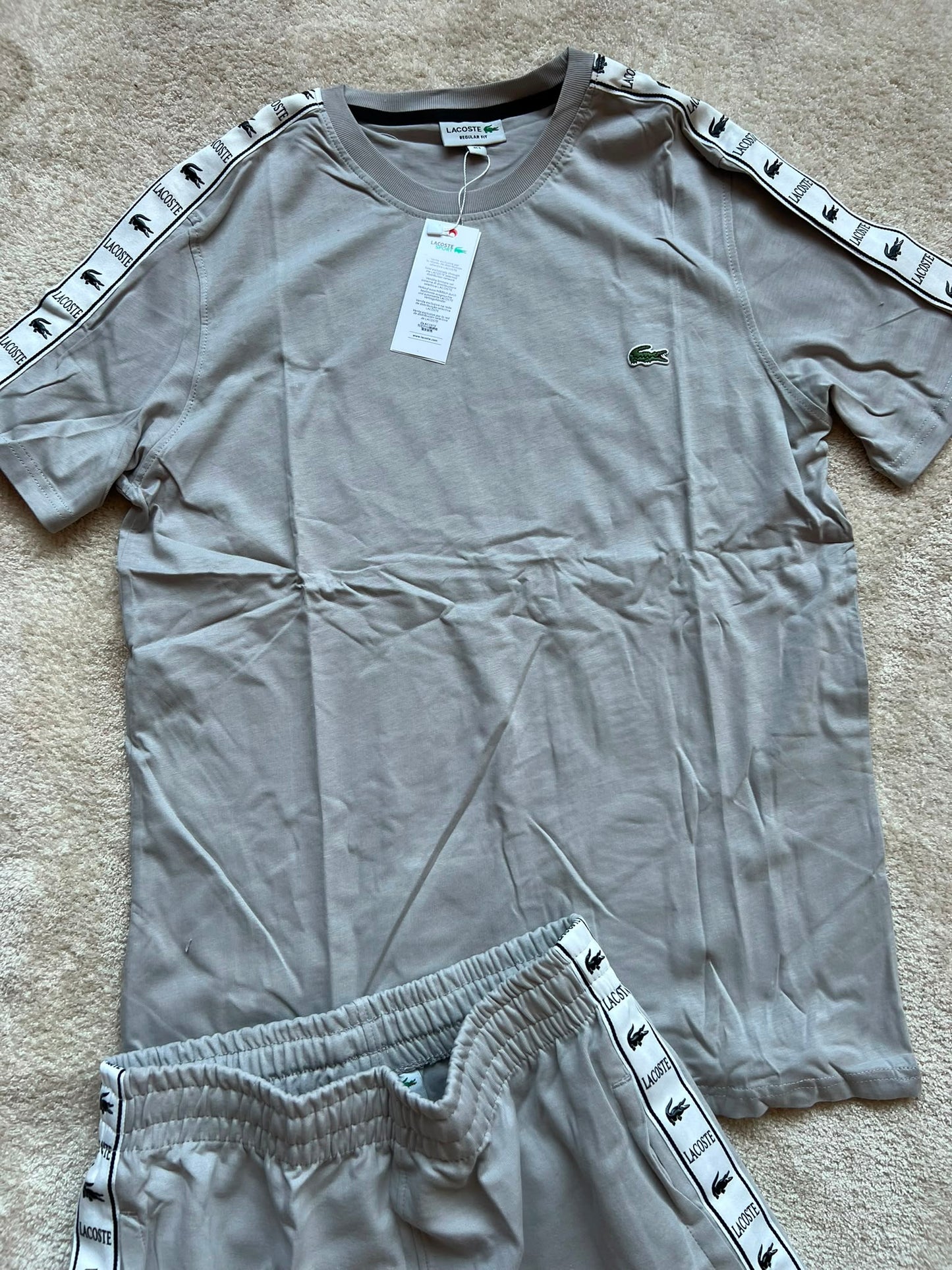 Conjunto corto lacoste gris logo verde detalles blancos