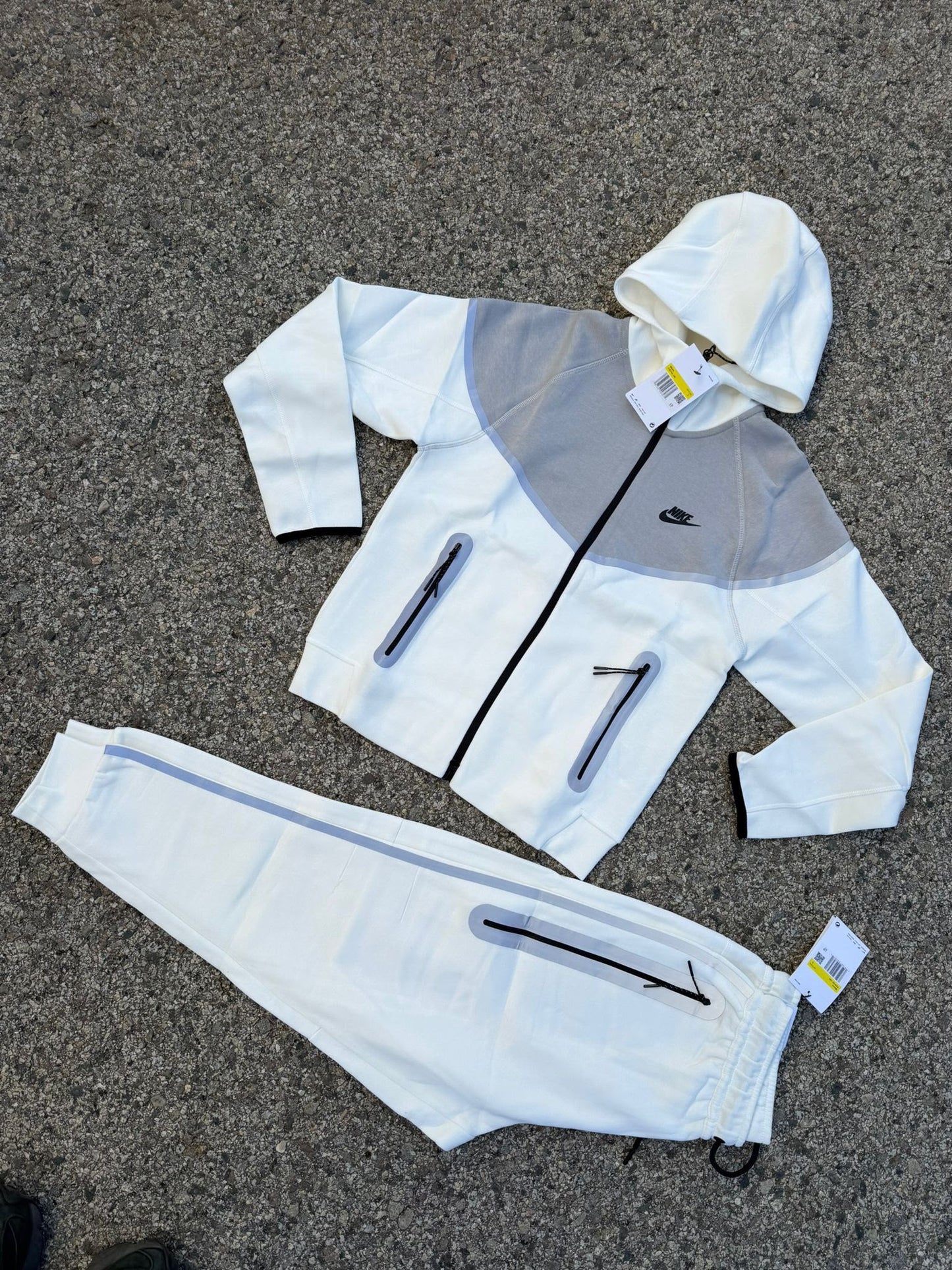 Chandal Nike tech blanco y gris logo negro